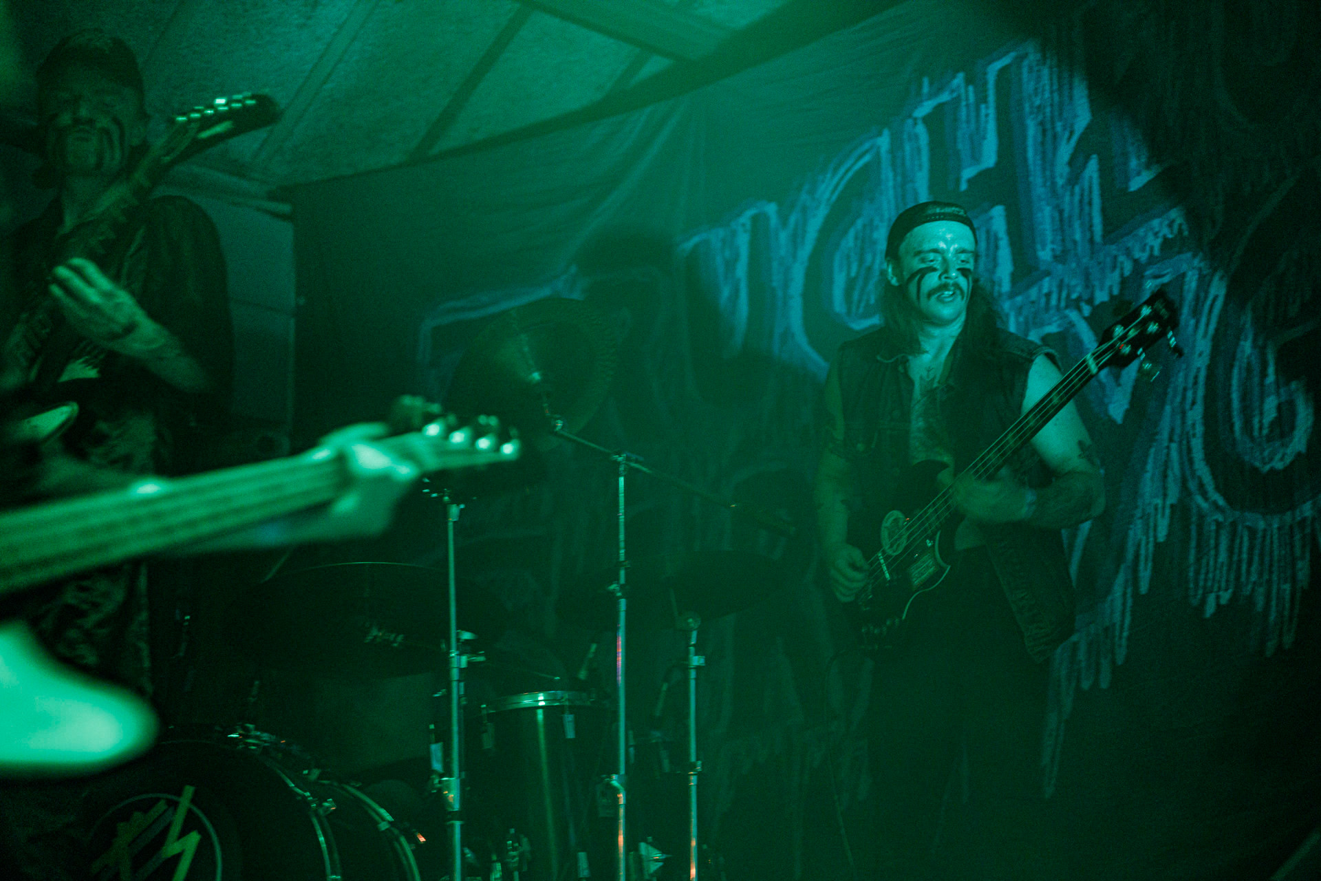 TRUCHŁO STRZYGI (black punk), Gwiezdny Demon - release show,w składzie:Gambit - wokalP. - gitara/wokalAlkatraz - gitara/wokalKaczor - garyMadness - bass/wokalPanass - bass/wokalGolem - nosferatu/wokalCzarownice - tba/wokalChłopaki z baraków polskiego metalu, rozpędzona maszyna do robienia grubego melanżu, gwiezdne trupy, kreatury obrzydlistwa i martwi decydenci podziemia. Prawdopodobnie pierwszy i ostatni raz zagrają całego Demona na żywo, a Ty mordeczko będziesz miał o czym kolegom przy wódce opowiadać.Produkcja Left Hand Soundsfot. Andrzej Wasilkiewicz/kaziq.com