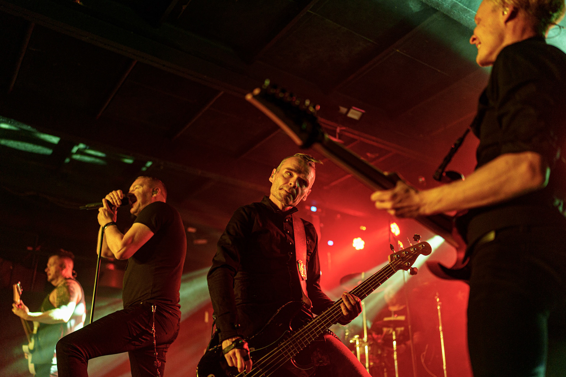 2023.09.04 Poets of the Fall - Warszawa, klub Proxima. To już 20 lat od kiedy rockowy zespół Poets of the Fall odnosi sukcesy na międzynarodowej scenie. Z tej okazji zespół wyrusza w trasę jubileuszową, która obejmie też Polskę. Grupa zagrała w warszawskiej Proximie 4 września 2023 roku. Produkcja Fource.pl  fot. Andrzej Wasilkiewicz/kaziq.com