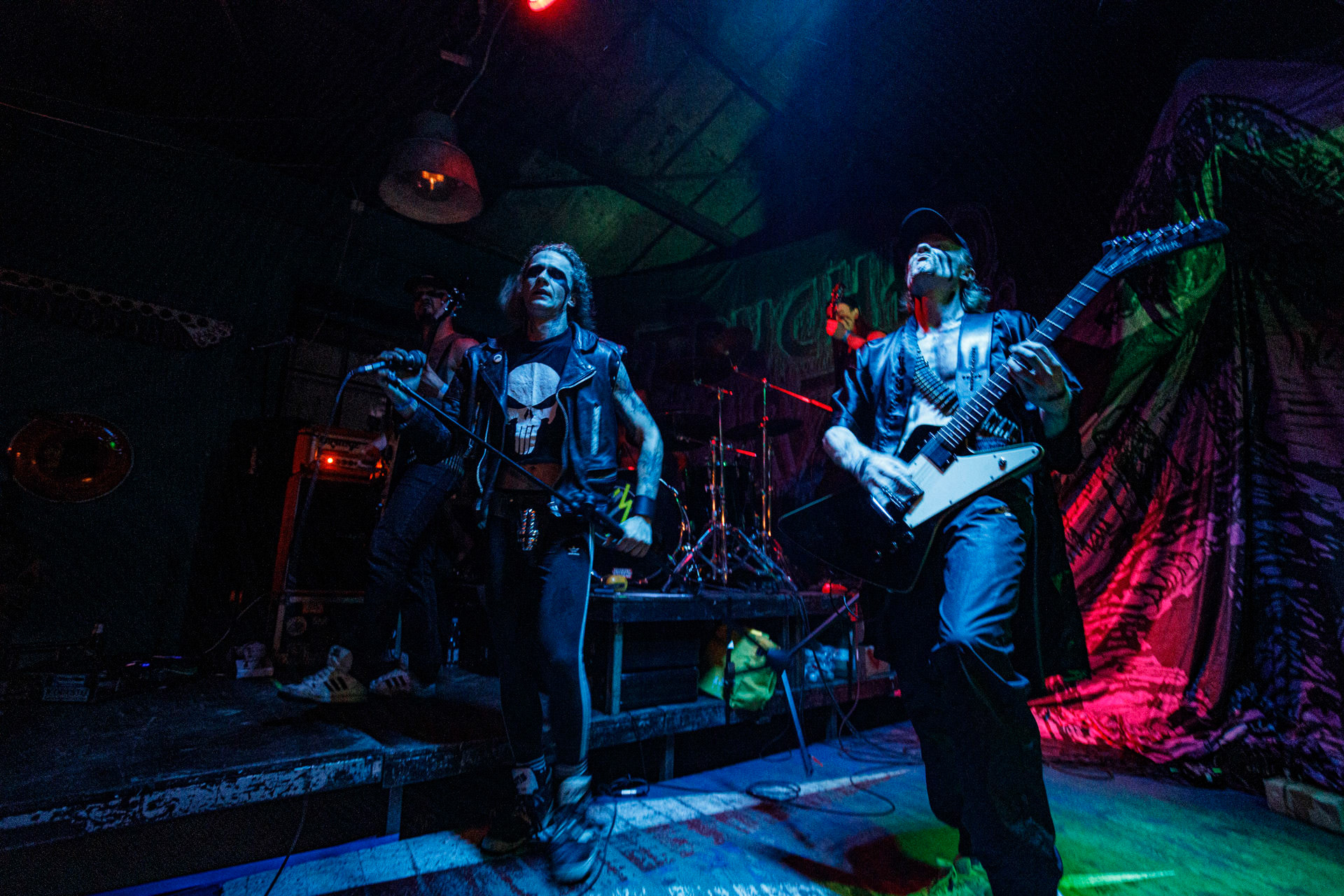 TRUCHŁO STRZYGI (black punk), Gwiezdny Demon - release show,w składzie:Gambit - wokalP. - gitara/wokalAlkatraz - gitara/wokalKaczor - garyMadness - bass/wokalPanass - bass/wokalGolem - nosferatu/wokalCzarownice - tba/wokalChłopaki z baraków polskiego metalu, rozpędzona maszyna do robienia grubego melanżu, gwiezdne trupy, kreatury obrzydlistwa i martwi decydenci podziemia. Prawdopodobnie pierwszy i ostatni raz zagrają całego Demona na żywo, a Ty mordeczko będziesz miał o czym kolegom przy wódce opowiadać.Produkcja Left Hand Soundsfot. Andrzej Wasilkiewicz/kaziq.com