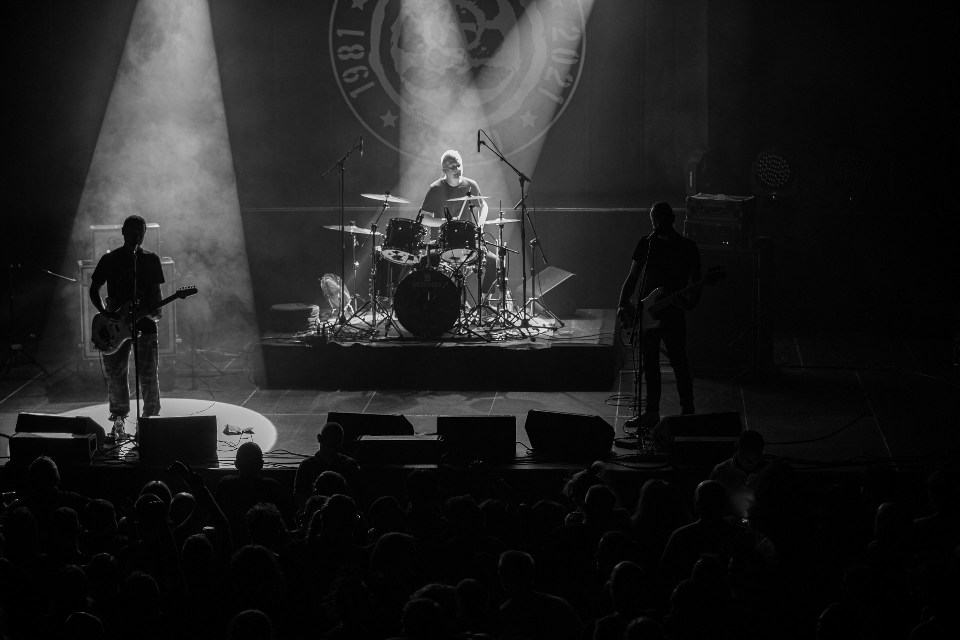 16.11.2021 Dezerter - 40 lecie,koncert Warszawa Palladium. N/z Robert Robal Matera gitara, N/z Krzysiek Grabowski perkusja,N/zJacek Chrzanowski bass, Dezerter, SS20, Punk, Punkrock, hardcore, rock.fot. Andrzej Wasilkiewicz/REPORTER