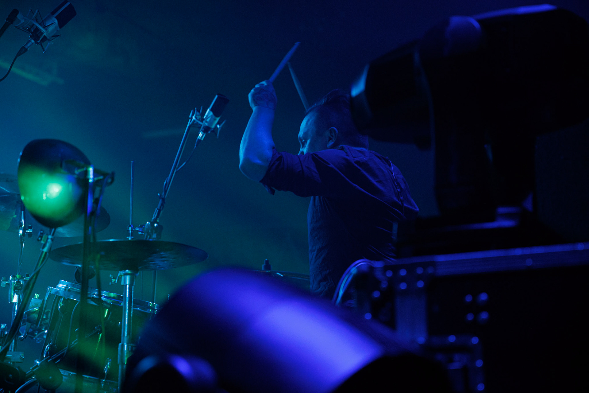 22.01.2022 koncert Me And That Man w Warszawie,Klub Progresja,n/z Lukasz Kumanski - perkusja, Nergal znany jest z szerokich horyzontow muzycznych. Lider Behemoth nigdy nie kryl swojej sympatii do lzejszej, klimatycznej muzyki, spod znaku country, folku, bluesa. Dowodem jest zespol Me And That Man.Fot. Andrzej Wasilkiewicz/Reporter