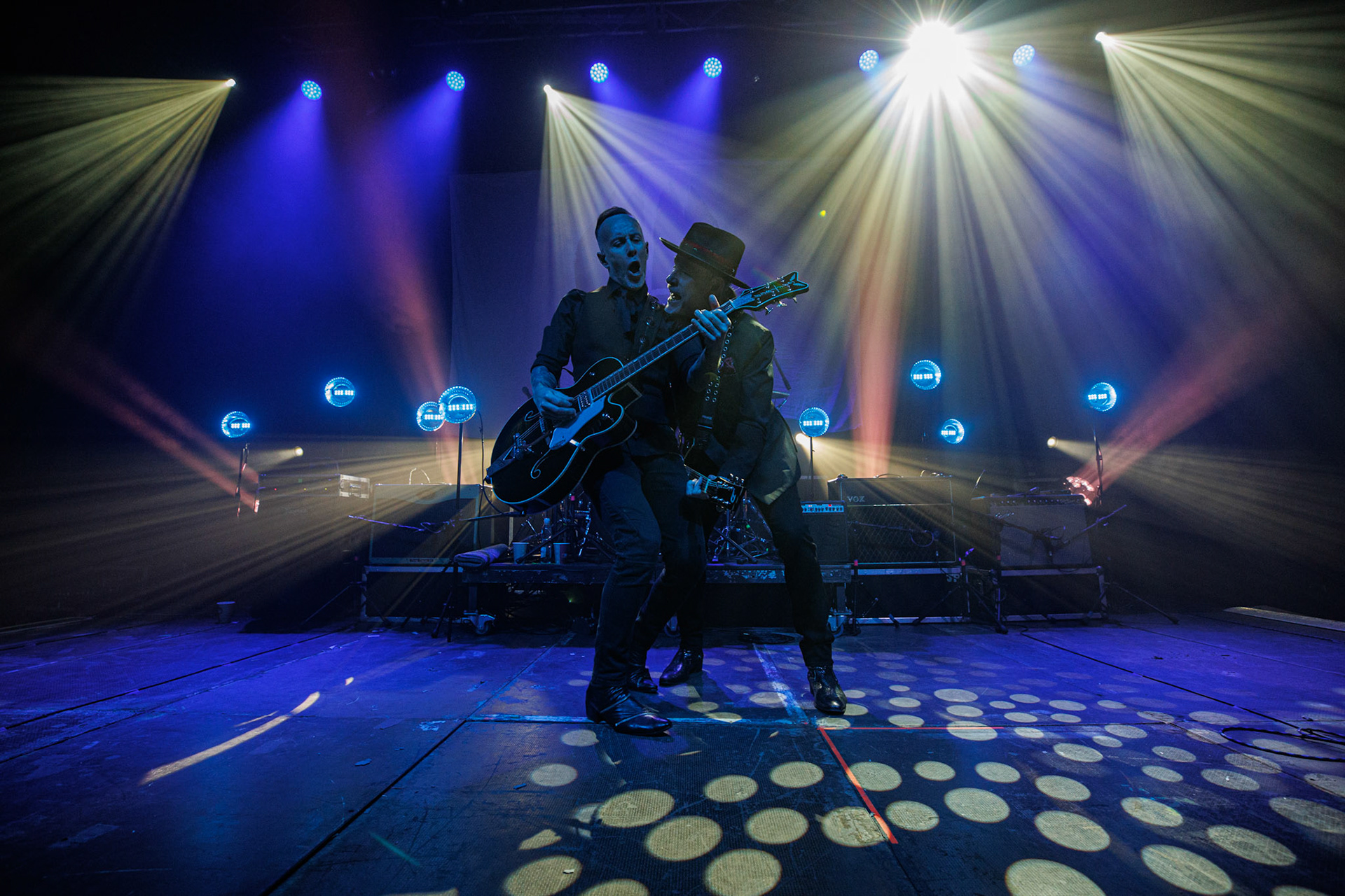 22.01.2022 koncert Me And That Man w Warszawie,Klub Progresja,n/z Adam Nergal Darski - gitara, wokal,n/z John Porter - gitara, wokal,Nergal znany jest z szerokich horyzontow muzycznych. Lider Behemoth nigdy nie kryl swojej sympatii do lzejszej, klimatycznej muzyki, spod znaku country, folku, bluesa. Dowodem jest zespol Me And That Man.Fot. Andrzej Wasilkiewicz/Reporter