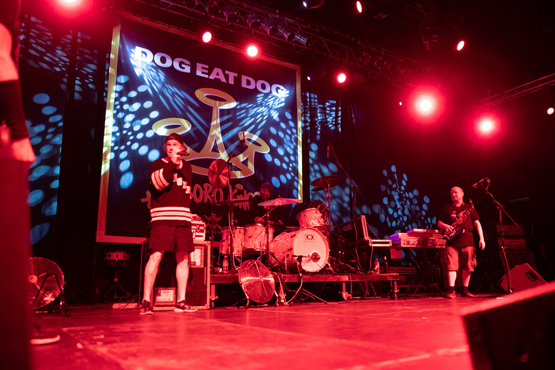 Dog Eat Dog - USA - hardcore, punkrock, rap, metal, hip hop,reggae, soul, funk,
Dave Neabore (bass), 
John Connor (vocals), 
Brandon Finley (drums) 
Roger Hämmerli (guitar)
Bozez (sax & beer)
koncert w Warszawskiej Progresji w ramach trasy 25 lat All Boro Kings zespołu Dog Eat Dog.
fot. Andrzej Wasilkiewicz/Reporter