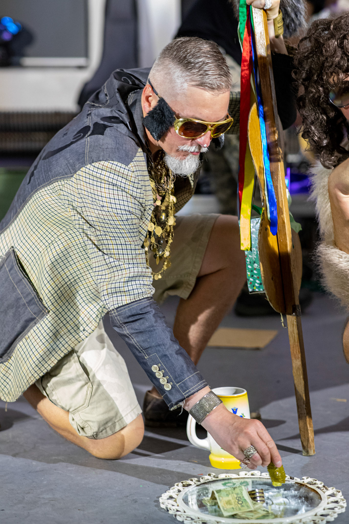 The Novorodkens, koncert w Warszawie, Dj Szneptuch – szczebiot czołowy, bas, chórki, sample, batuta i szpicrutaMagister Hitler – bas, wokaliza, chórki, gitara rytmiczna, najebkaDoktor PajHIVo – bębny, bongosy, gitara solowa, umiejętności wokalne, chórkiProfesor Gówniarz – lewizna wokalna, zwięzła i chóralna, wyprowadzanie ciosówProdziekan Pinglarz – uprawomocniony głos ścisły tudzież kantor, cytaty z brewiarzaInżynier Królewicz – gitara rytmiczna, solowa, przypowieści, świergoty i treleDocent Niedziwara – melodyka, chórki, kwilenia i jęki, odczynianie uroków, gusłaMrówka - perkusja,Hacrmistrz Gruczoł – walka z upośledzeniem, choreografia i obsługa gastronomiczna