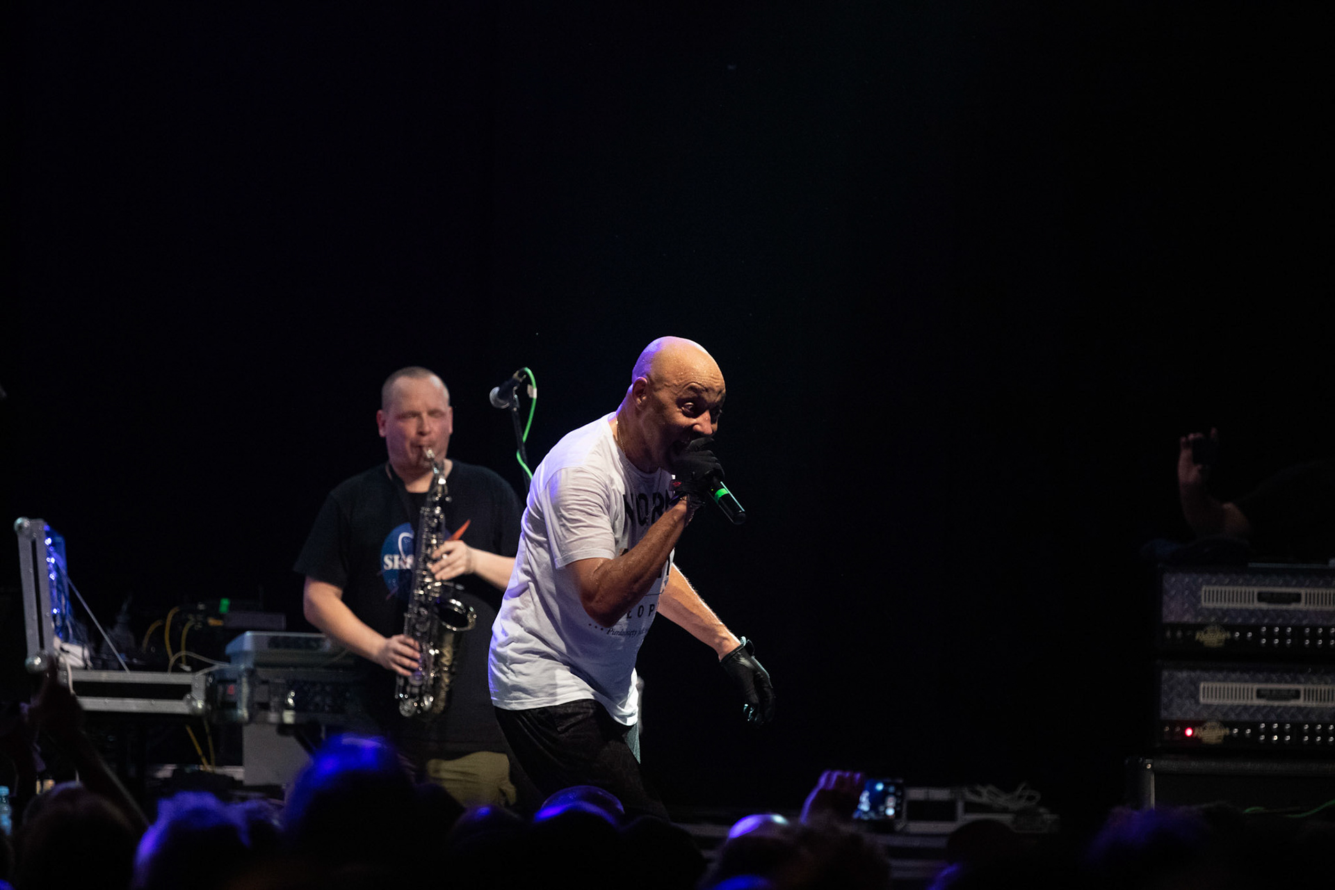 Dog Eat Dog - USA - hardcore, punkrock, rap, metal, hip hop,reggae, soul, funk,
Dave Neabore (bass), 
John Connor (vocals), 
Brandon Finley (drums) 
Roger Hämmerli (guitar)
Bozez (sax & beer)
koncert w Warszawskiej Progresji w ramach trasy 25 lat All Boro Kings zespołu Dog Eat Dog.
fot. Andrzej Wasilkiewicz/Reporter