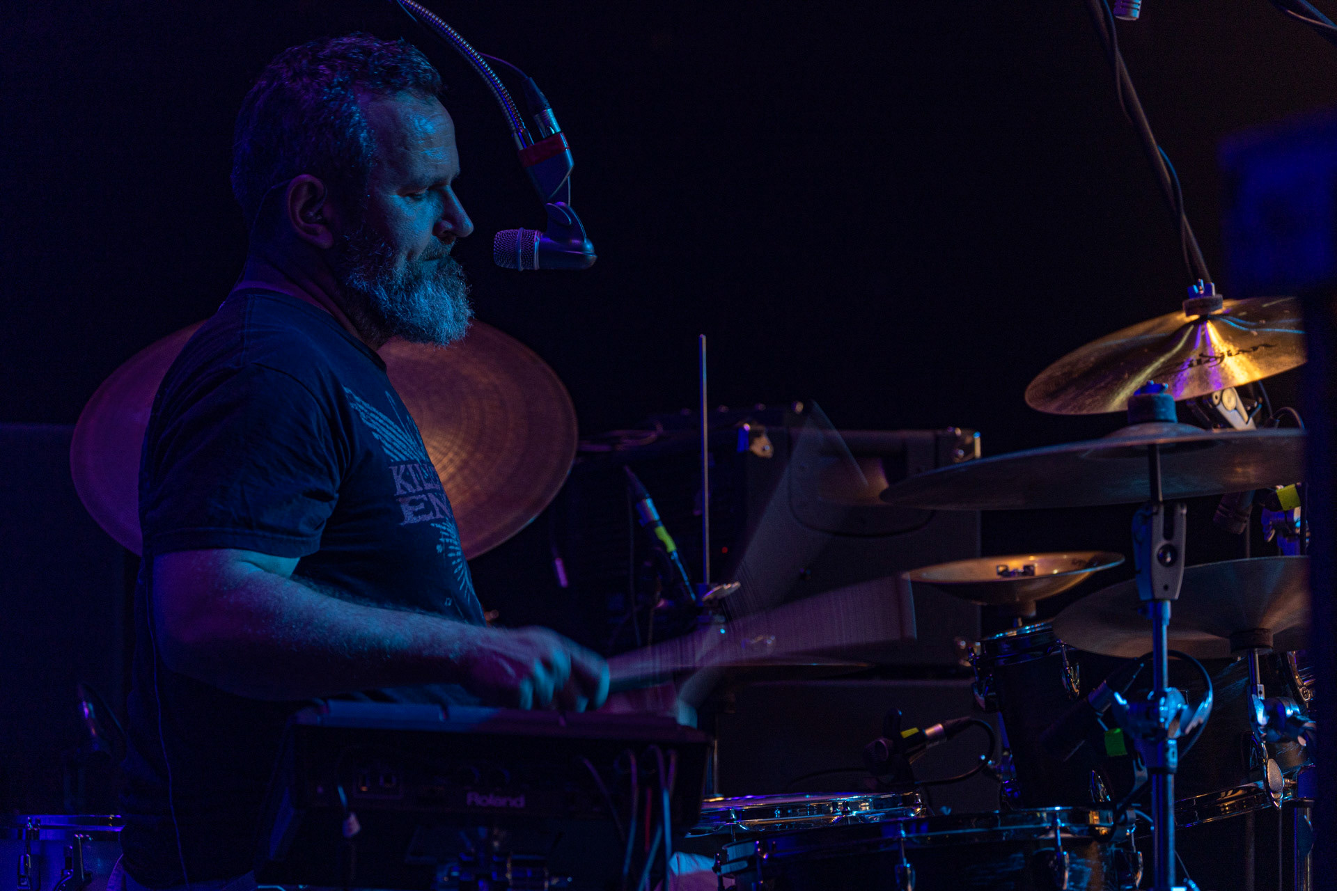 30.08.2022 Fundacja Bezpieczne Niebo wraz z klubem Progresja serdecznie zapraszają na specjalny koncert charytatywny dla Szymona Stankiewicza, który walczy z nowotworem.KonstelacjeKonstelacje to warszawski skład, który właśnie wchodzi na rynek ze swoją debiutancką płytą “Poza Horyzont”. Zespół miesza różne style, tworząc własną tożsamość, krążącą wokół klimatów Deftones i melancholii rocka z lat 90′. W sieci dostępne są już 4 single z nadchodzącego albumu. Organizacja Progresja i Fundacja Bezpieczne Niebo. fot. Andrzej Wasilkiewicz/kaziq.com