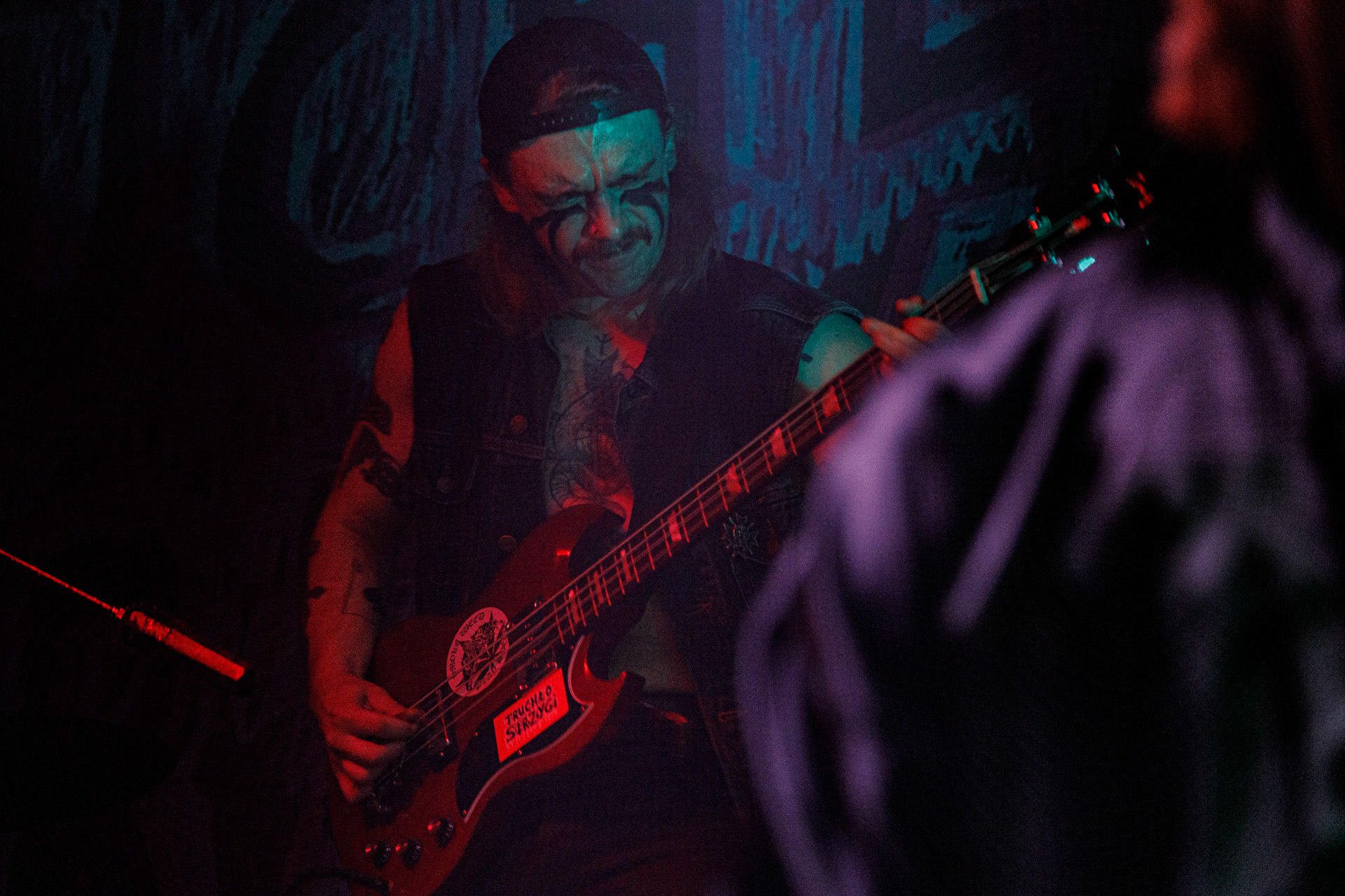 TRUCHŁO STRZYGI (black punk), Gwiezdny Demon - release show,w składzie:Gambit - wokalP. - gitara/wokalAlkatraz - gitara/wokalKaczor - garyMadness - bass/wokalPanass - bass/wokalGolem - nosferatu/wokalCzarownice - tba/wokalChłopaki z baraków polskiego metalu, rozpędzona maszyna do robienia grubego melanżu, gwiezdne trupy, kreatury obrzydlistwa i martwi decydenci podziemia. Prawdopodobnie pierwszy i ostatni raz zagrają całego Demona na żywo, a Ty mordeczko będziesz miał o czym kolegom przy wódce opowiadać.Produkcja Left Hand Soundsfot. Andrzej Wasilkiewicz/kaziq.com