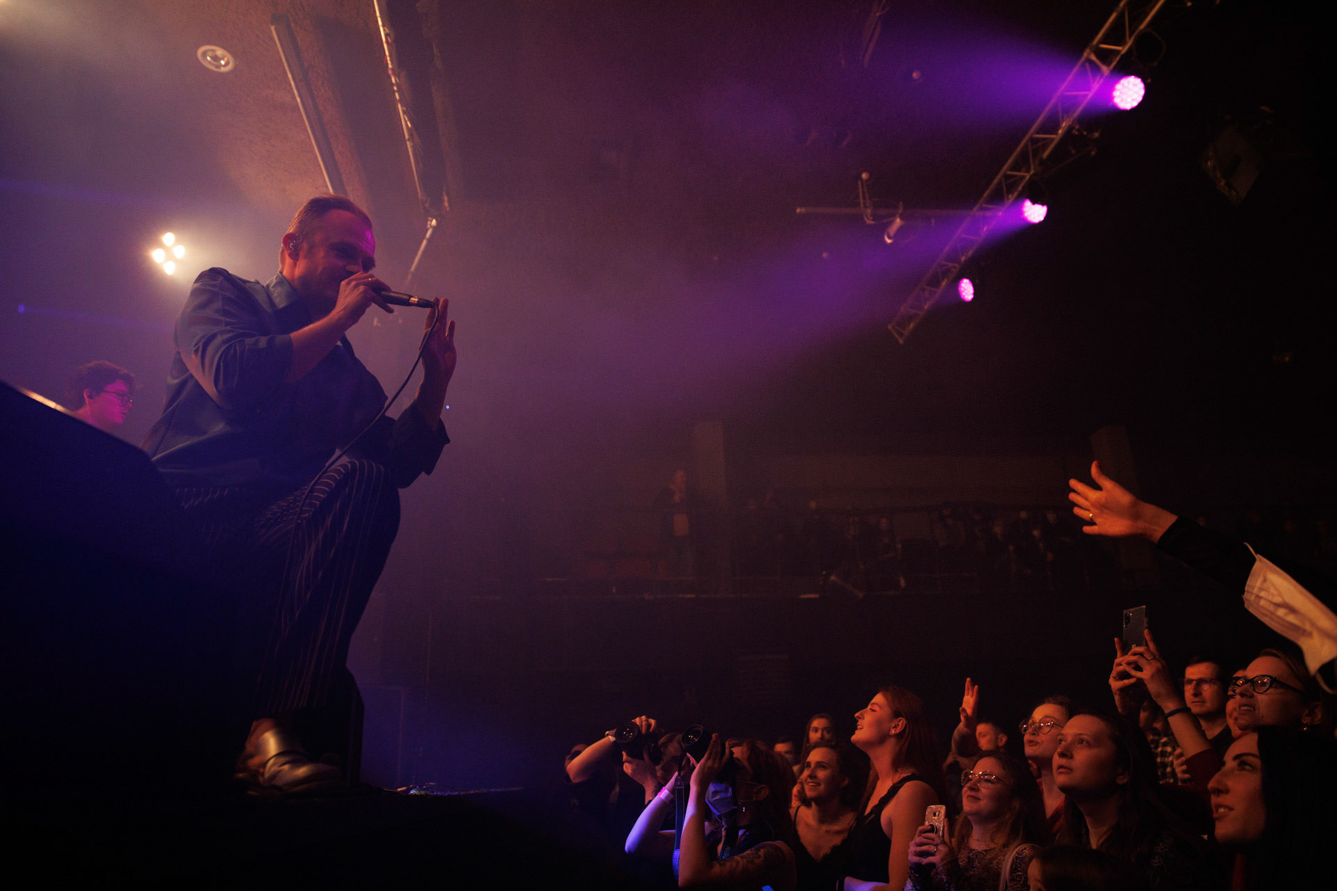 18.12.2021 Karas Rogucki - koncert klub Stodoła - Warszawan/z Piotr Rogucki - wokal gitara,Alternatywny pop, Kayax, Ostatni bastion romantyzmu, fot. Andrzej Wasilkiewicz/Reporter