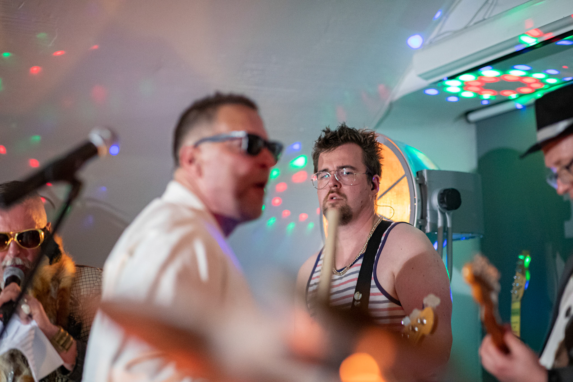 The Novorodkens, koncert w Warszawie, Dj Szneptuch – szczebiot czołowy, bas, chórki, sample, batuta i szpicrutaMagister Hitler – bas, wokaliza, chórki, gitara rytmiczna, najebkaDoktor PajHIVo – bębny, bongosy, gitara solowa, umiejętności wokalne, chórkiProfesor Gówniarz – lewizna wokalna, zwięzła i chóralna, wyprowadzanie ciosówProdziekan Pinglarz – uprawomocniony głos ścisły tudzież kantor, cytaty z brewiarzaInżynier Królewicz – gitara rytmiczna, solowa, przypowieści, świergoty i treleDocent Niedziwara – melodyka, chórki, kwilenia i jęki, odczynianie uroków, gusłaMrówka - perkusja,Hacrmistrz Gruczoł – walka z upośledzeniem, choreografia i obsługa gastronomiczna