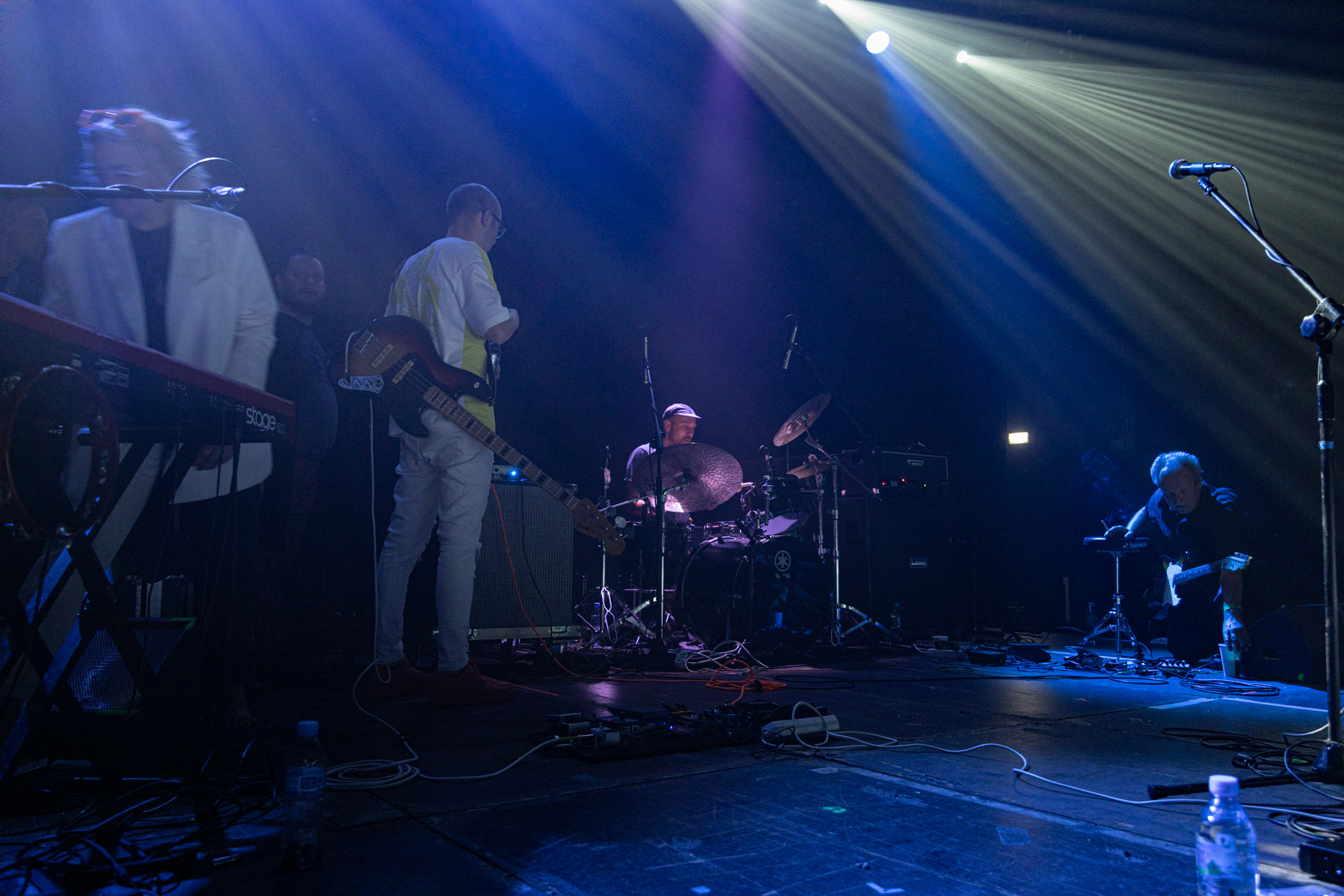 30.08.2022 Fundacja Bezpieczne Niebo wraz z klubem Progresja serdecznie zapraszają na specjalny koncert charytatywny dla Szymona Stankiewicza, który walczy z nowotworem. NiechęćMuzyka Niechęci to jazzowa improwizacja i syntezatorowe brzmienia, które swobodnie przeplatają się z wpływami rocka progresywnego oraz muzyki filmowej. W ich kompozycjach snuje się niezwykle osobista opowieść – mroczna choć nastrojowa, agresywna acz pełna elegancji. Jazgotliwy odjazd rejestrowany ,,na setkę” i zapięty w kaftan najwyższej klasy produkcji studyjnej.Niechęć zagrała setki koncertów w kraju i zagranicą, w tym wystąpiła na wielu znaczących festiwalach: Colours of Ostrava (Czechy), Open’er Festival, Tauron Nowa Muzyka, Copenhagen Jazz Festival (Dania) czy Glimps Festival (Belgia).  Organizacja Progresja i Fundacja Bezpieczne Niebo. fot. Andrzej Wasilkiewicz/kaziq.com