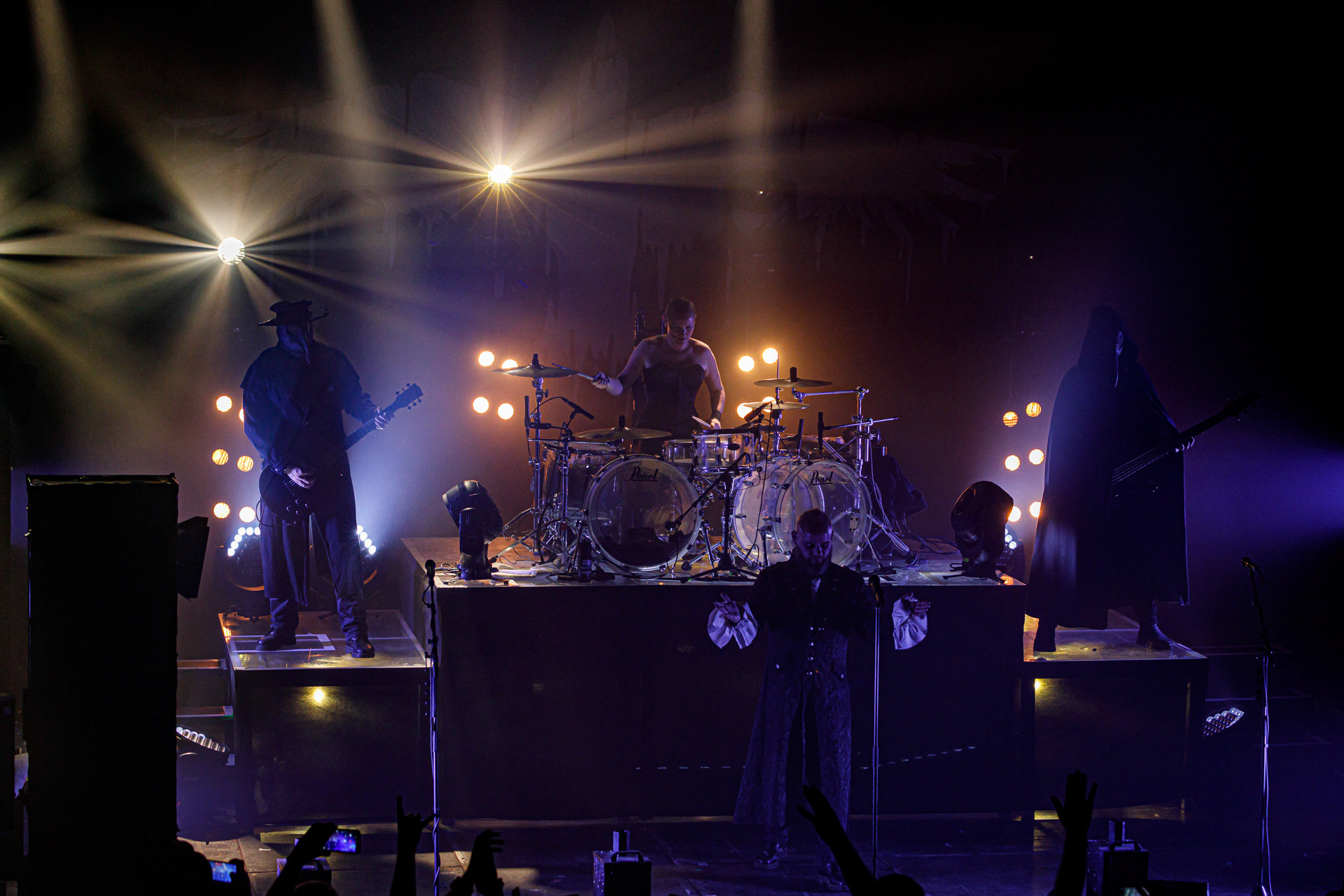 18.06.2022 - Mono Inc. zagrali w warszawskim klubie Progresja.Mono Inc. - niemiecki zespol z Hamburga wykonujący gotyckiego rocka, w składzie:Carl Fornia - git.Katha Mia - drums, Manuel Antoni - bass,Martin Engler - vocal,Gothic, industrial,  alternative, rock.Produkcja Winiary Bookings.fot. Andrzej Wasilkiewicz/kaziq.com