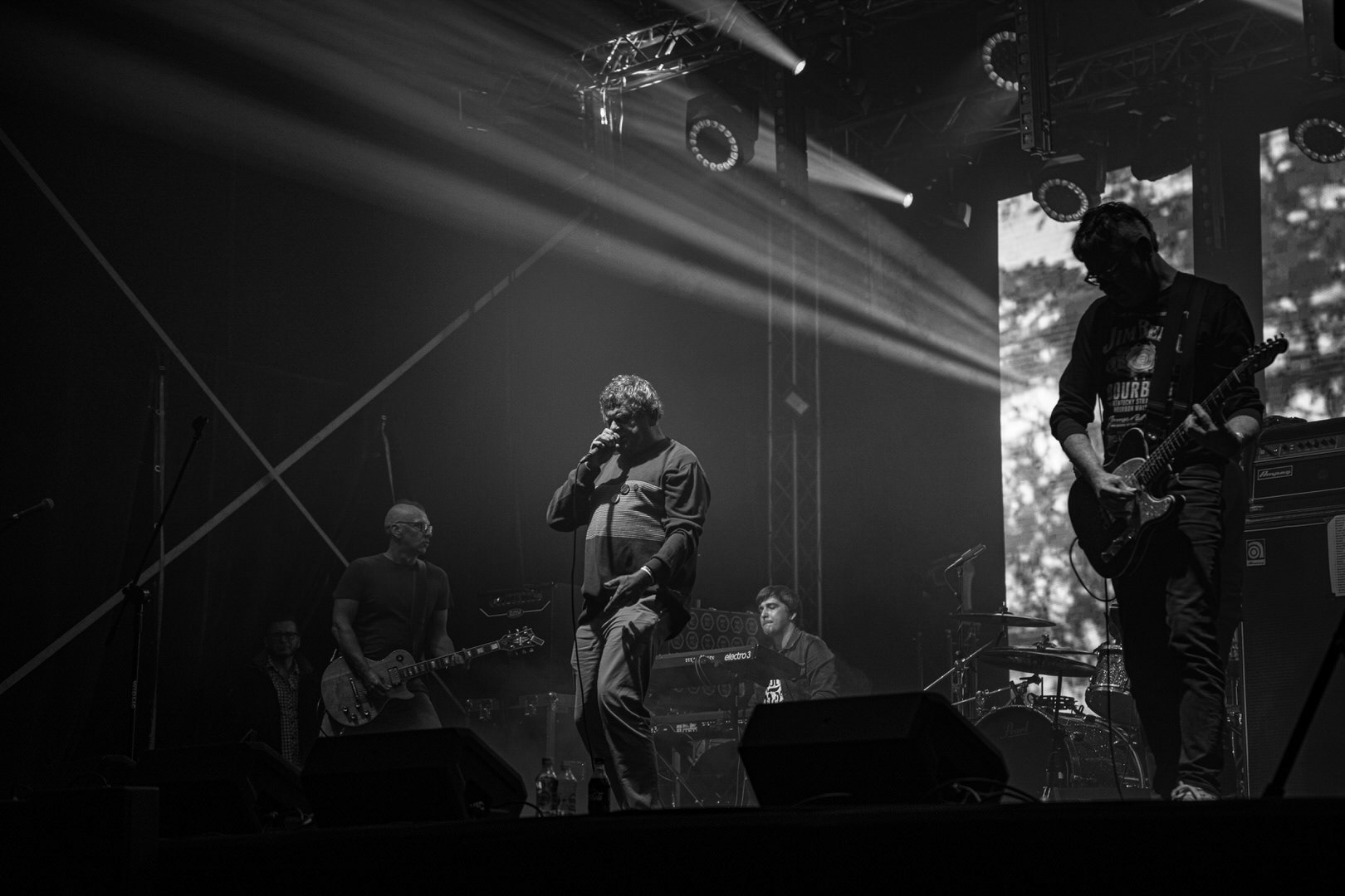 KULT - koncert w ramach Pomaranczowej Trasy 2020 - MUZYCZNA SYRENKA. 9 pazdziernika 2020, Warszawa, Stadion Syrenki. n/z. Kazik Staszewski wokal,n/z. Wojciech Jabłonski gitara,n/z. Piotr Morawiec gitara,n/z. Konrad Wantrych klawisze,Rock, rock progresywny, rock alternatywny, punk, nowa fala.fot. Andrzej kaziq Wasilkiewicz/Reporter