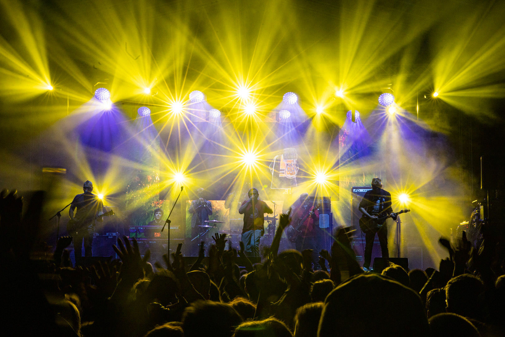 KULT - koncert w ramach Pomaranczowej Trasy 2020 - MUZYCZNA SYRENKA. 9 pazdziernika 2020, Warszawa, Stadion Syrenki. n/z Kazik Staszewski wokal,Wojciech Jabłonski gitara,Piotr Morawiec gitara,Ireneusz Werenski bas,Tomasz Goehs perkusja,Konrad Wantrych klawisze,Janusz Zdunek trabka,Mariusz Godzina saksofony,Jarosław Wazny puzon,Rock, rock progresywny, rock alternatywny, punk, nowa fala.fot. Andrzej kaziq Wasilkiewicz/Reporter