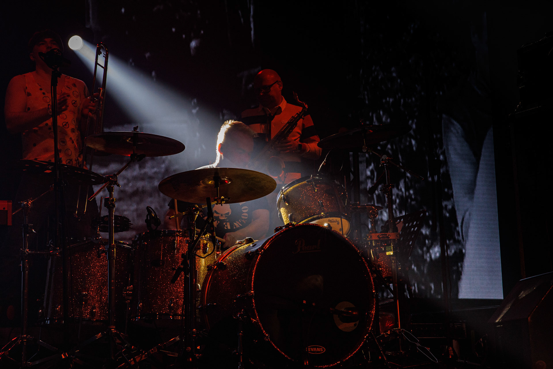 15.01.2022 KULT - koncert Pomaranczowa Trasa 2021/2022 - Warszawa Stodoła, Kult konczy w doskonalej formie przeniesiony z jesieni ostatni koncert Pomaranczowej Trasy 2021, publicznosc nie zawiodla, pelna sala.   n/z Tomasz Goehs perkusja,Rock, rock progresywny, rock alternatywny, punk, nowa fala, polski rock.fot. Andrzej kaziq Wasilkiewicz/Reporter