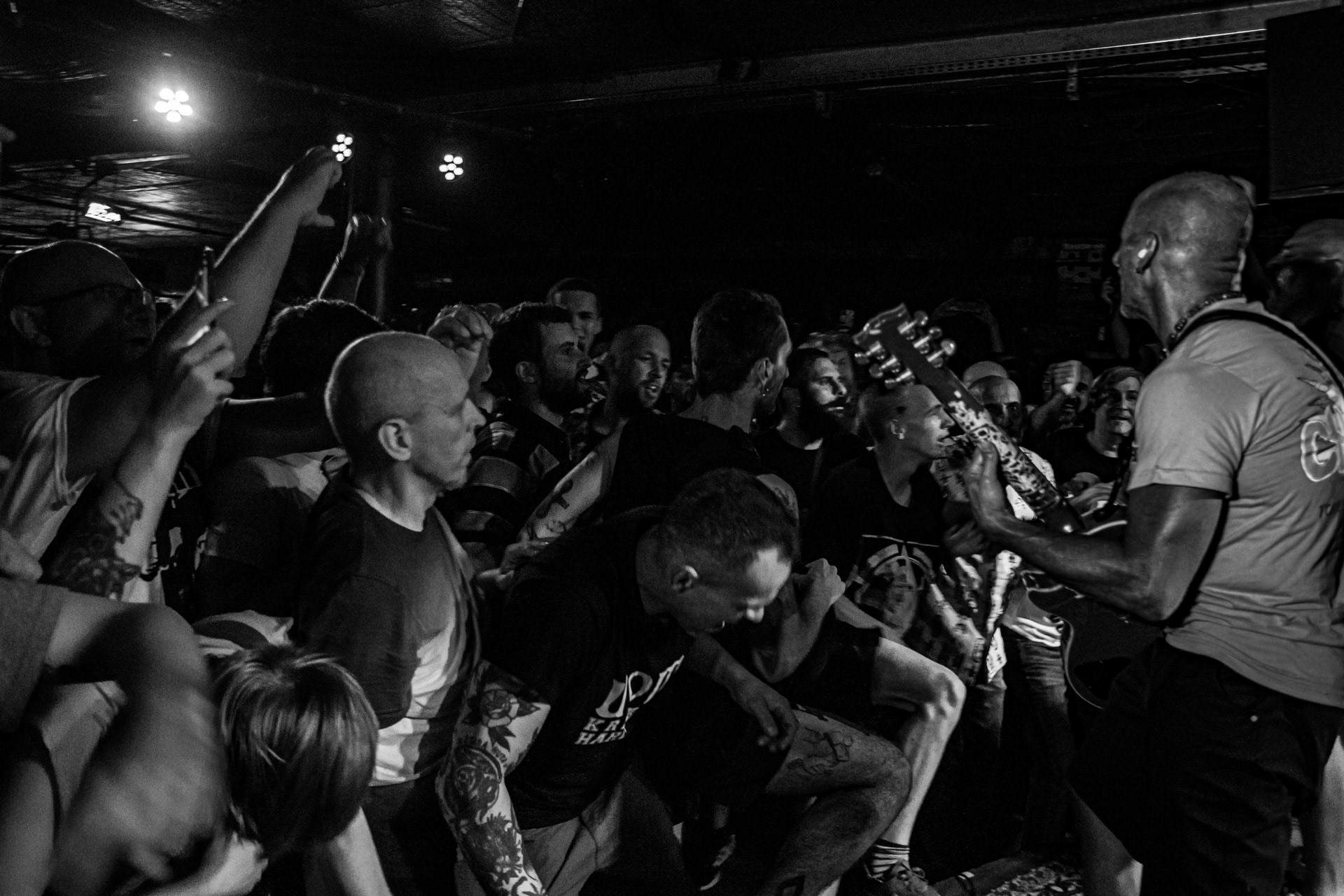 26.07.2022 Youth of Today to założony w 1985 roku hardcore punk’owy zespół, który miał znaczący wpływ na odświeżenie i rozwój sceny Straight Edge w drugiej połowie lat 80. XX wieku. Założycielami grupy są wokalista Ray Cappo oraz gitarzysta John Porcelly, którzy występowali wcześniej w Violent Children. Youth of Today ma na swoim koncie 5 wydawnictw, z czego takie płyty jak „Can’t Close My Eyes”, „Break Down the Walls” czy „We Are Not in This Alone” uważane są za jedne z najważniejszych w historii gatunku. Działalność zespołu została zawieszona w 1990 roku, a Cappo i Porcelly skupili się na bardziej melodyjnych projektach: krishnacore’owym Shelter oraz Better Than a Thousand. Grupa reaktywowała się w 2003 roku i od tamtego czasu sporadycznie występuję na całym świecie. Youth of Today bez wątpienia jest inspiracją dla wielu zespołów. Kapela odegrała kluczową rolę w tworzeniu hardcore’owej subkultury „Youth Crew” opowiadającej i rozwijającej się w myśl zasadom Straight Edge oraz wegetarianizmu. Warszawski koncert w Hydrozagadce. Produkcja WiniaryBookings. fot. Andrzej Wasilkiewicz/kaziq.com