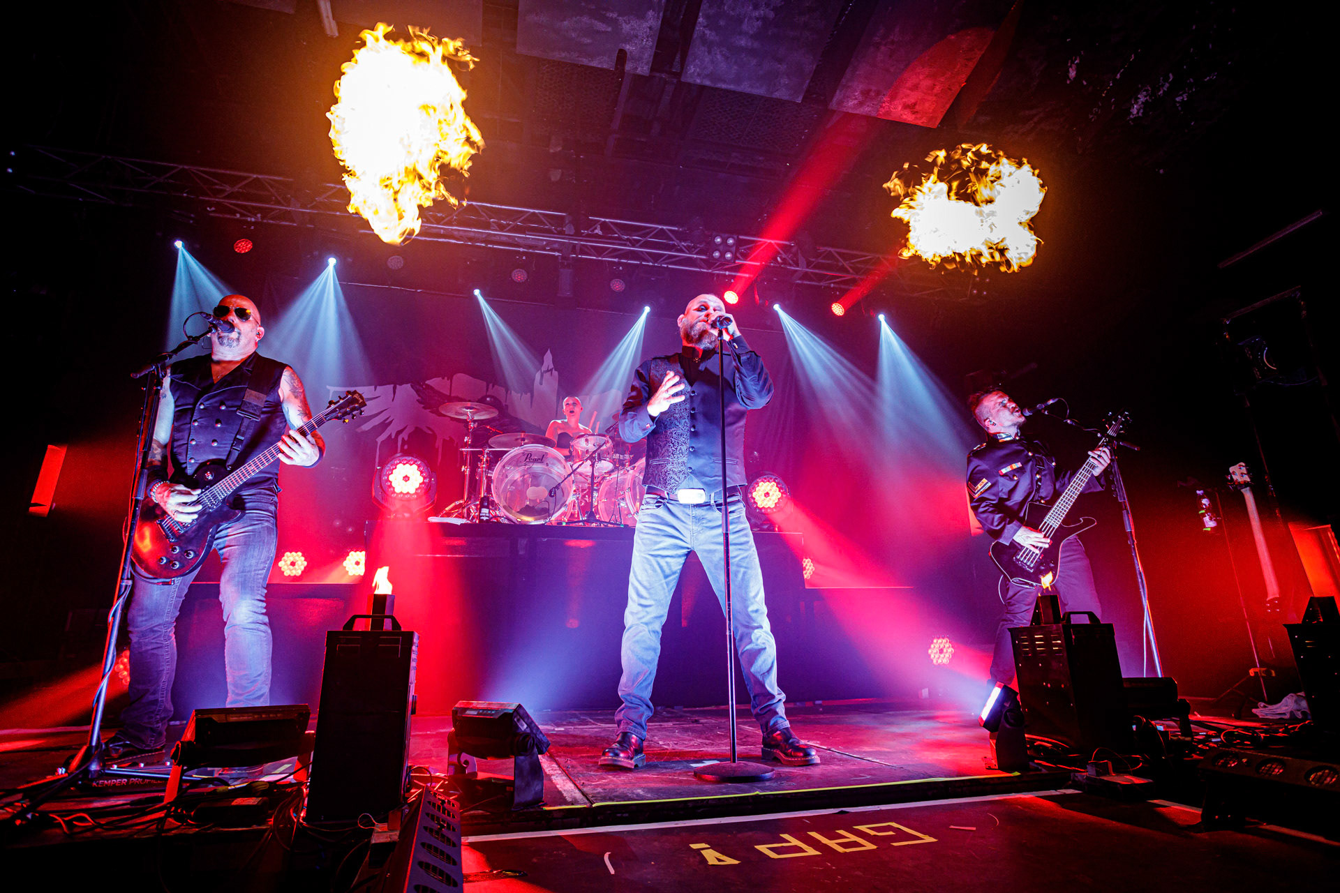 18.06.2022 - Mono Inc. zagrali w warszawskim klubie Progresja.Mono Inc. - niemiecki zespol z Hamburga wykonujący gotyckiego rocka, w składzie:Carl Fornia - git.Katha Mia - drums, Manuel Antoni - bass,Martin Engler - vocal,Gothic, industrial,  alternative, rock.Produkcja Winiary Bookings.fot. Andrzej Wasilkiewicz/kaziq.com