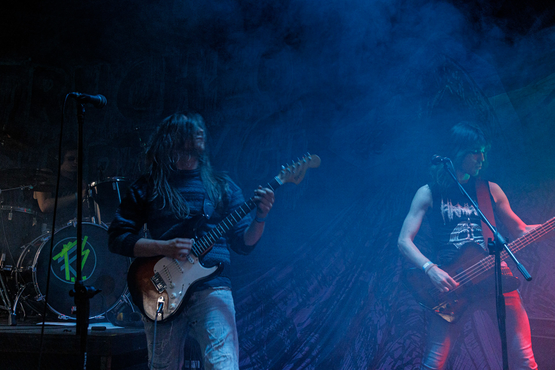 WIELKI MROK (mistyczny black, czarny punk)w składzie:Piącha - bas Czacha - perkusja Szrama - gitara i wokalLokalni wyjadacze od tanich gitar. Maanam dla fanów TANK. Watain dla fanów Budki Suflera. Piją, palą, konia walą i mają w dupie. Czyli tak jak my wszyscy.Produkcja Left Hand Soundsfot. Andrzej Wasilkiewicz/kaziq.com