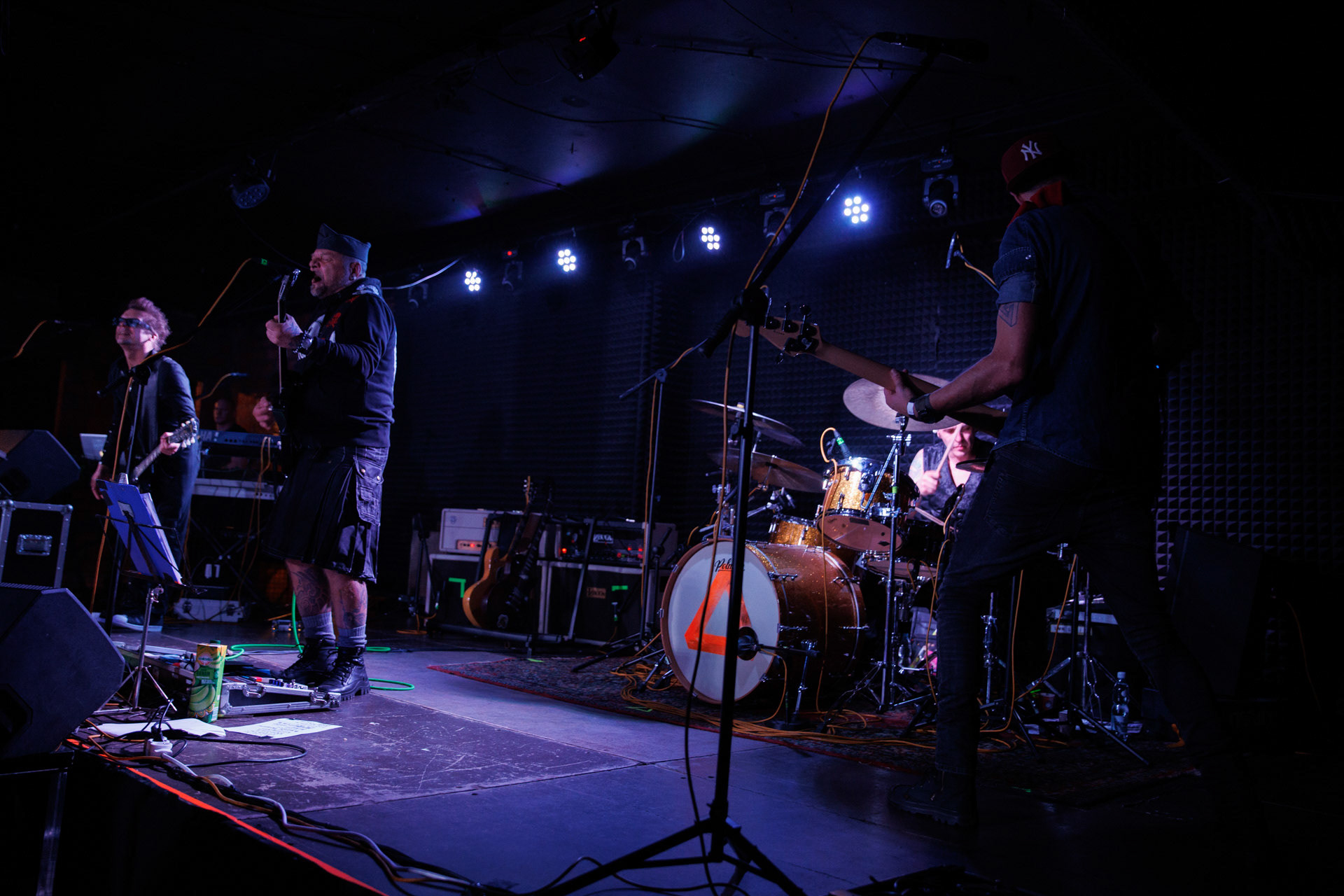 12.11.2021 Lipali - koncert Warszawa klub Remont.Najnowszy album „MOSTY, RZEKI, LUDZIE”.Tomasz Lipa Lipnicki - wokal, gitara,Roman Bereznicki - gitara, klawisze, wokal,Lukasz Gajowy Gajowniczek - bass,Lukasz Luk Jeleniewski - perkusja, Rock, rock progresywny, rock alternatywny, polski rock.fot. Andrzej kaziq Wasilkiewicz/Reporter