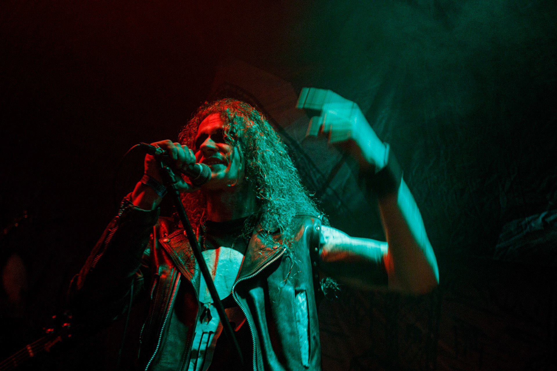 TRUCHŁO STRZYGI (black punk), Gwiezdny Demon - release show,w składzie:Gambit - wokalP. - gitara/wokalAlkatraz - gitara/wokalKaczor - garyMadness - bass/wokalPanass - bass/wokalGolem - nosferatu/wokalCzarownice - tba/wokalChłopaki z baraków polskiego metalu, rozpędzona maszyna do robienia grubego melanżu, gwiezdne trupy, kreatury obrzydlistwa i martwi decydenci podziemia. Prawdopodobnie pierwszy i ostatni raz zagrają całego Demona na żywo, a Ty mordeczko będziesz miał o czym kolegom przy wódce opowiadać.Produkcja Left Hand Soundsfot. Andrzej Wasilkiewicz/kaziq.com