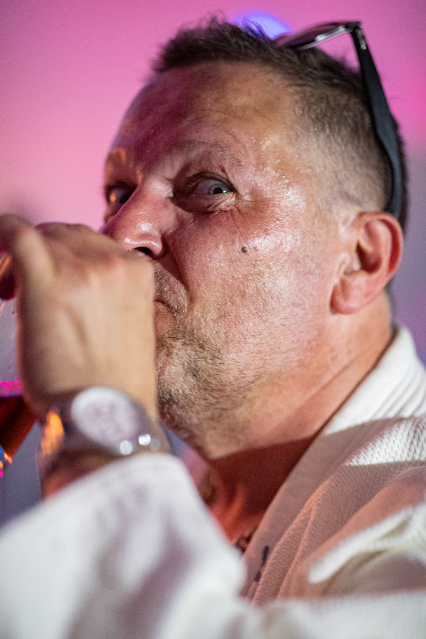 The Novorodkens, koncert w Warszawie, Dj Szneptuch – szczebiot czołowy, bas, chórki, sample, batuta i szpicrutaMagister Hitler – bas, wokaliza, chórki, gitara rytmiczna, najebkaDoktor PajHIVo – bębny, bongosy, gitara solowa, umiejętności wokalne, chórkiProfesor Gówniarz – lewizna wokalna, zwięzła i chóralna, wyprowadzanie ciosówProdziekan Pinglarz – uprawomocniony głos ścisły tudzież kantor, cytaty z brewiarzaInżynier Królewicz – gitara rytmiczna, solowa, przypowieści, świergoty i treleDocent Niedziwara – melodyka, chórki, kwilenia i jęki, odczynianie uroków, gusłaMrówka - perkusja,Hacrmistrz Gruczoł – walka z upośledzeniem, choreografia i obsługa gastronomiczna