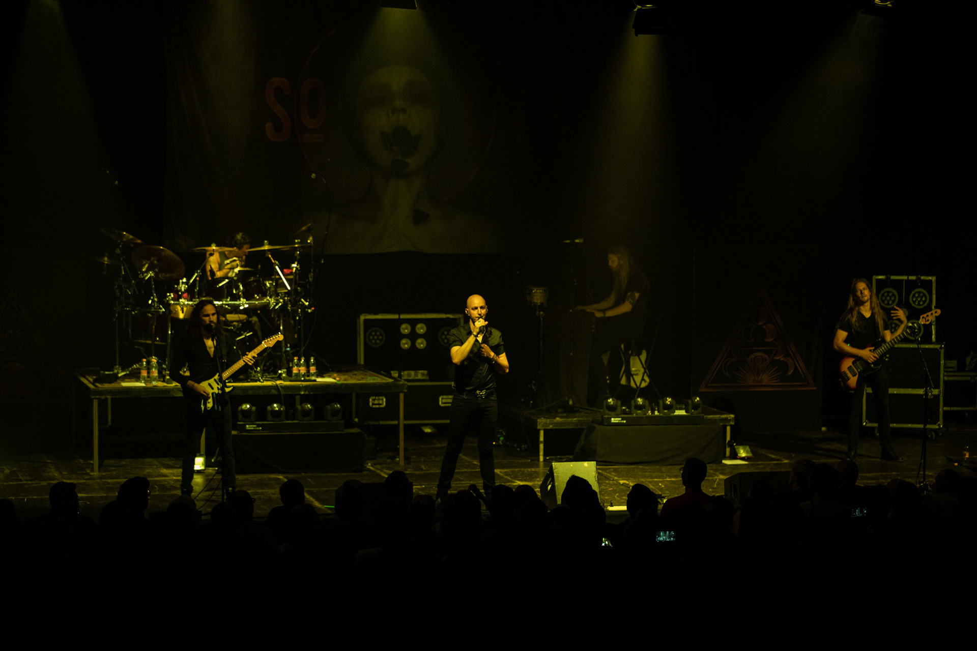 SOEN - Szwecja, rock progresywny, progmetal.  Stefan Stenberg – Bass
Cody Ford – Guitar
Lars Åhlund – Keys, guitar
Joel Ekelöf – Vocals
Martin Lopez – Drums, percussion
Knock Out Productions
Progresja Warszawa. fot. Andrzej Wasilkiewicz/Reporter