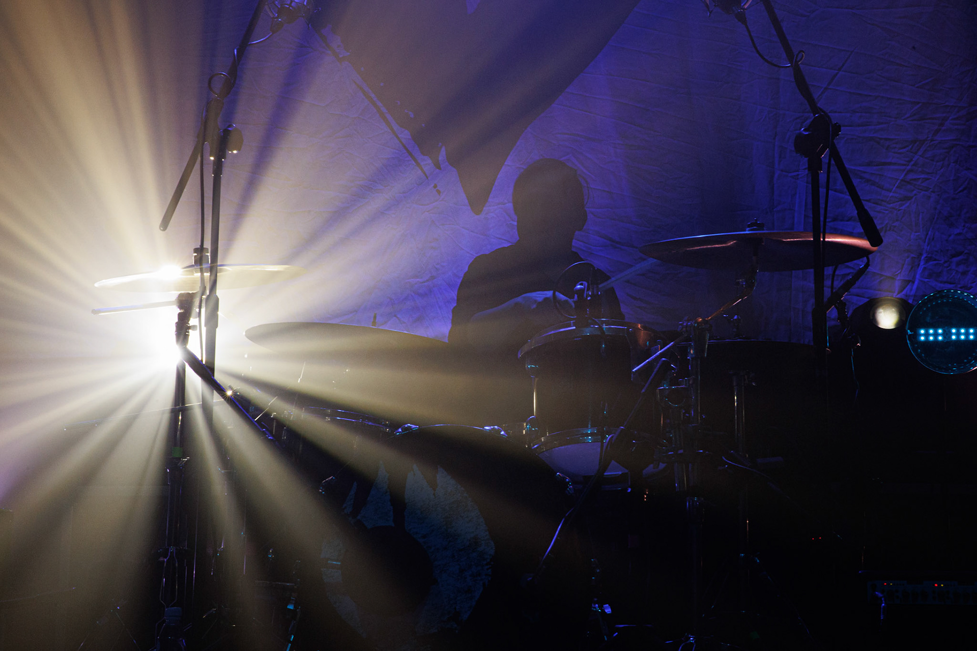 22.01.2022 koncert Me And That Man w Warszawie,Klub Progresja,n/z Lukasz Kumanski - perkusja, Nergal znany jest z szerokich horyzontow muzycznych. Lider Behemoth nigdy nie kryl swojej sympatii do lzejszej, klimatycznej muzyki, spod znaku country, folku, bluesa. Dowodem jest zespol Me And That Man.Fot. Andrzej Wasilkiewicz/Reporter