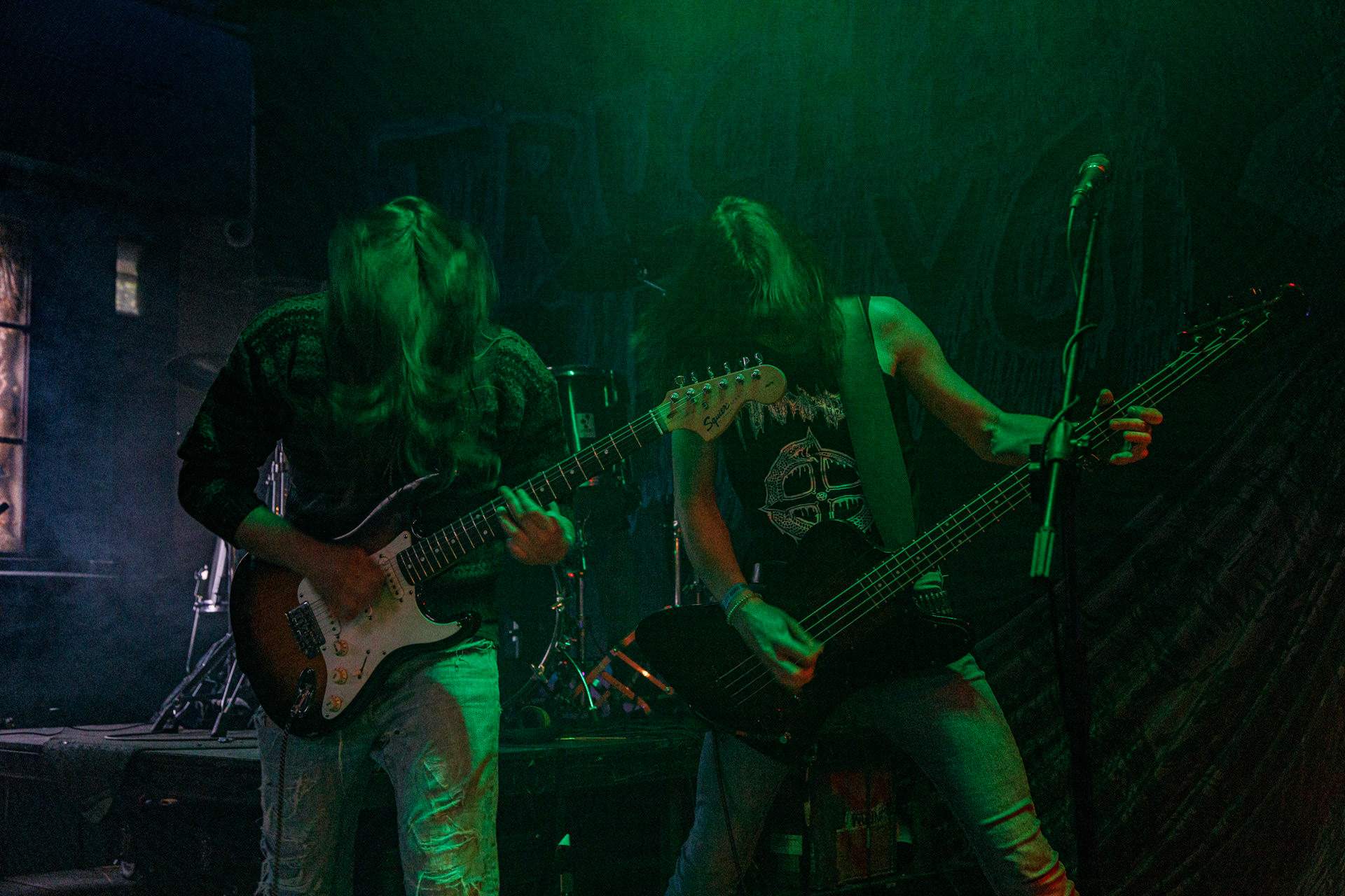 WIELKI MROK (mistyczny black, czarny punk)w składzie:Piącha - bas Czacha - perkusja Szrama - gitara i wokalLokalni wyjadacze od tanich gitar. Maanam dla fanów TANK. Watain dla fanów Budki Suflera. Piją, palą, konia walą i mają w dupie. Czyli tak jak my wszyscy.Produkcja Left Hand Soundsfot. Andrzej Wasilkiewicz/kaziq.com