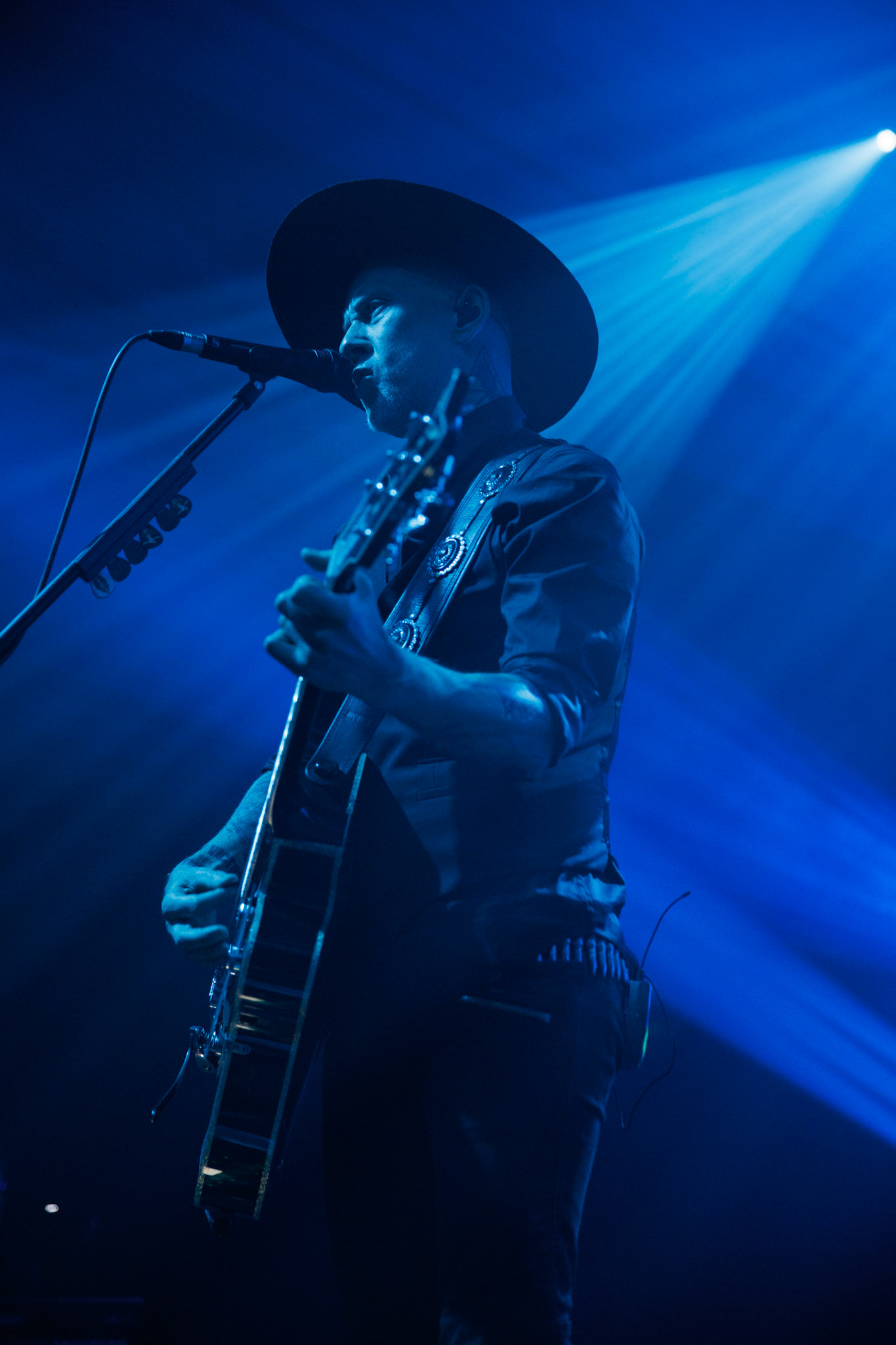 22.01.2022 koncert Me And That Man w Warszawie,Klub Progresja,n/z Adam Nergal Darski - gitara, wokal,Nergal znany jest z szerokich horyzontow muzycznych. Lider Behemoth nigdy nie kryl swojej sympatii do lzejszej, klimatycznej muzyki, spod znaku country, folku, bluesa. Dowodem jest zespol Me And That Man.Fot. Andrzej Wasilkiewicz/Reporter