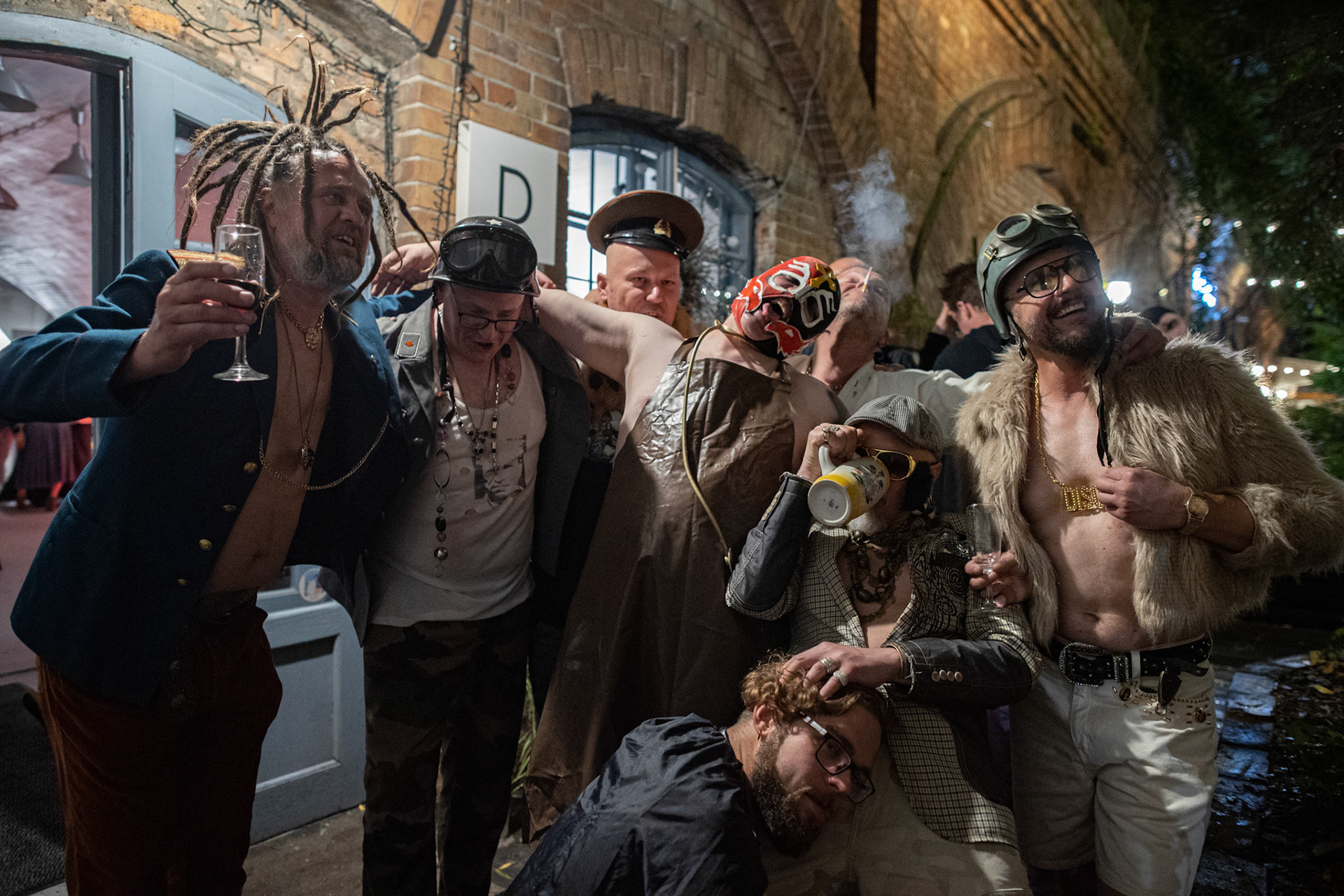 The Novorodkens, koncert w Warszawie, Dj Szneptuch – szczebiot czołowy, bas, chórki, sample, batuta i szpicrutaMagister Hitler – bas, wokaliza, chórki, gitara rytmiczna, najebkaDoktor PajHIVo – bębny, bongosy, gitara solowa, umiejętności wokalne, chórkiProfesor Gówniarz – lewizna wokalna, zwięzła i chóralna, wyprowadzanie ciosówProdziekan Pinglarz – uprawomocniony głos ścisły tudzież kantor, cytaty z brewiarzaInżynier Królewicz – gitara rytmiczna, solowa, przypowieści, świergoty i treleDocent Niedziwara – melodyka, chórki, kwilenia i jęki, odczynianie uroków, gusłaMrówka - perkusja,Hacrmistrz Gruczoł – walka z upośledzeniem, choreografia i obsługa gastronomiczna