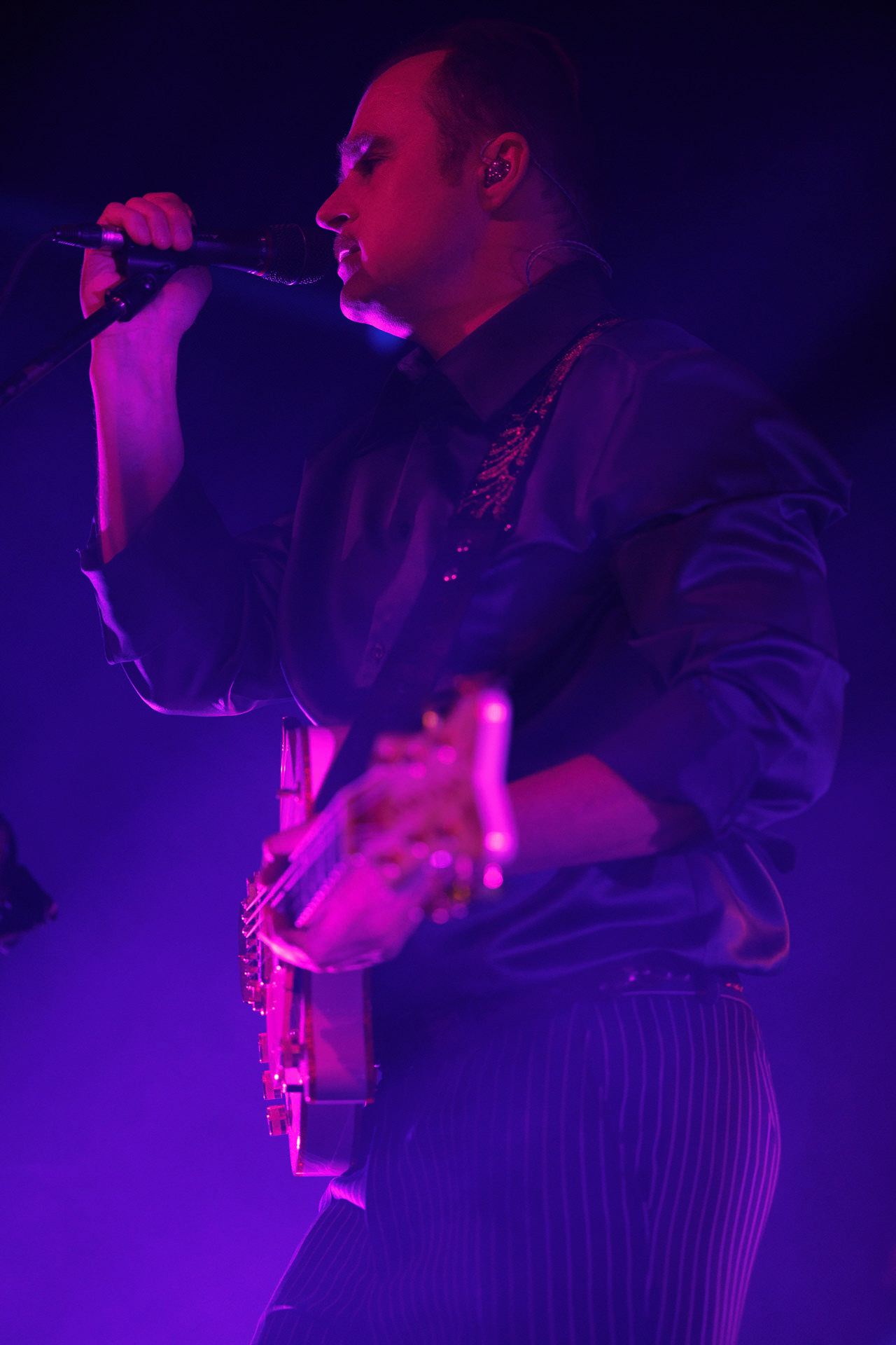 18.12.2021 Karas Rogucki - koncert klub Stodoła - Warszawan/z Piotr Rogucki - wokal gitara,Alternatywny pop, Kayax, Ostatni bastion romantyzmu, fot. Andrzej Wasilkiewicz/Reporter