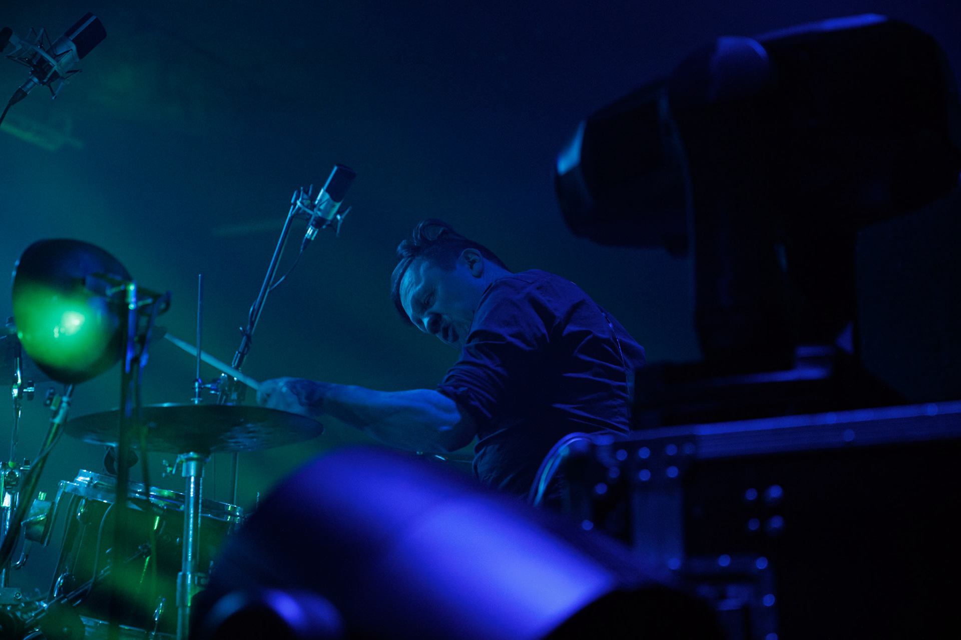 22.01.2022 koncert Me And That Man w Warszawie,Klub Progresja,n/z Lukasz Kumanski - perkusja, Nergal znany jest z szerokich horyzontow muzycznych. Lider Behemoth nigdy nie kryl swojej sympatii do lzejszej, klimatycznej muzyki, spod znaku country, folku, bluesa. Dowodem jest zespol Me And That Man.Fot. Andrzej Wasilkiewicz/Reporter