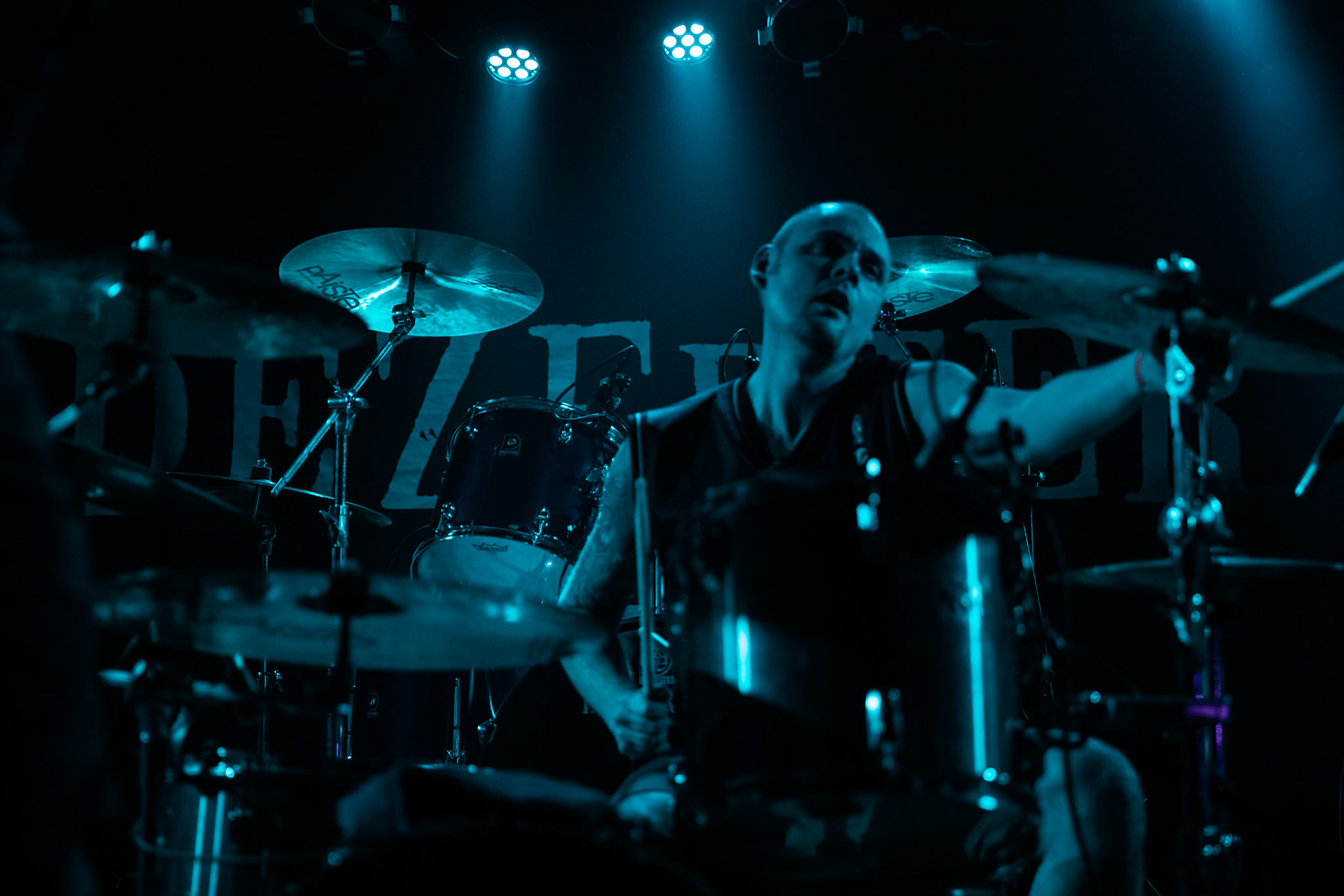 8.12.2018r 1125 koncert Proxima, Rafał „Wróbel” Wróblewski – wokal
Krzysztof „Sokół” Sokołowski – perkusja
Dawid Gappa – gitara basowa
Szymon „Laluś” Wolny – gitara elektryczna
Adam „Ady” Wacyk – gitara elektryczna fot. Andrzej Wasilkiewicz/Reporter