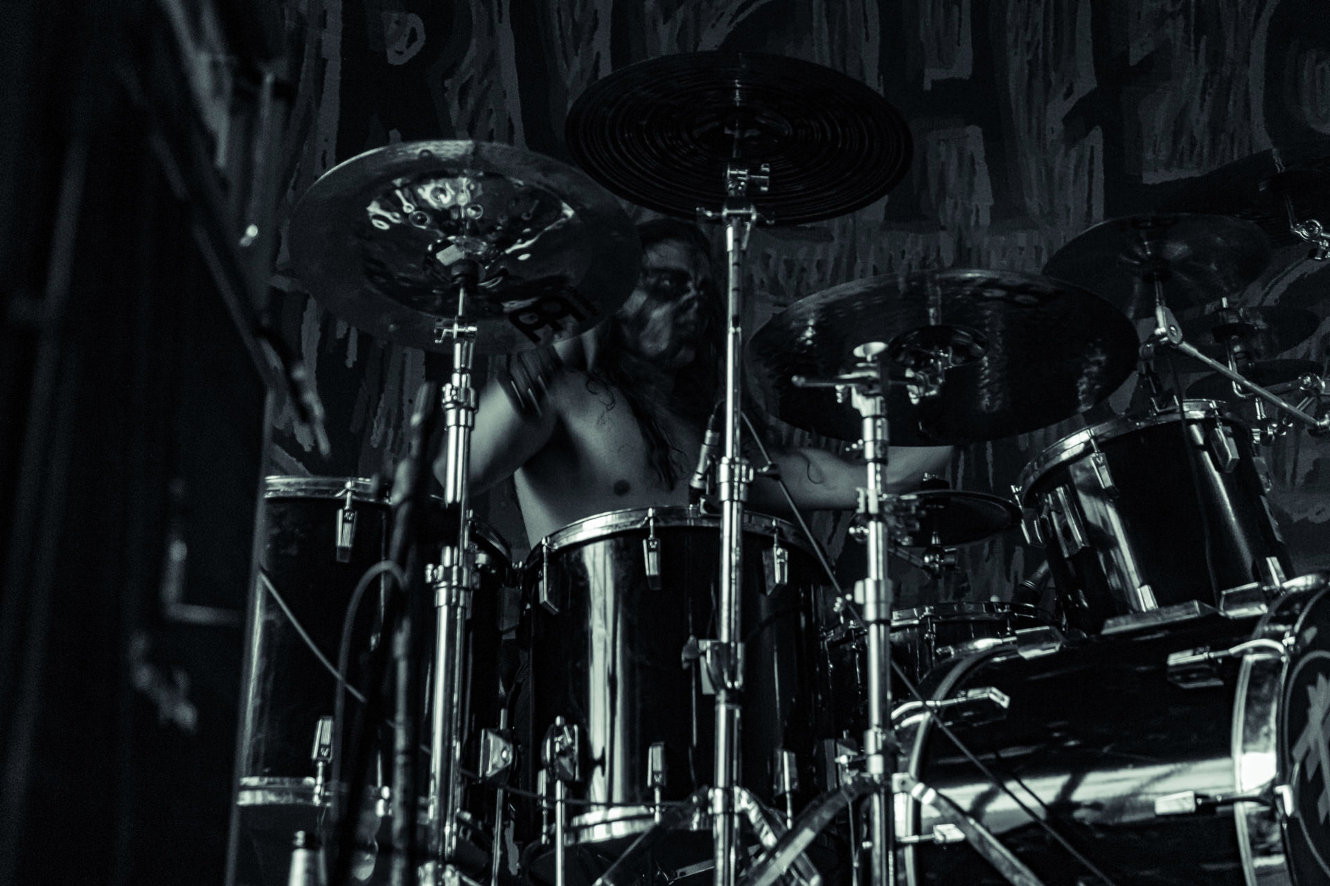 BAGNO (oldschool black/death)w składzie:Krzysiek - wokalKuba - gitaraThrasher - gitara Kacper - bassMaciek - garyDestrukcja i zgnilizna, wszystko czego nie chcesz usłyszeć a i tak się pojawisz, Druga fala dobrej muzy z Rzeszowa, bo pierwsza skończyła się w latach 90.Produkcja Left Hand Soundsfot. Andrzej Wasilkiewicz/kaziq.com