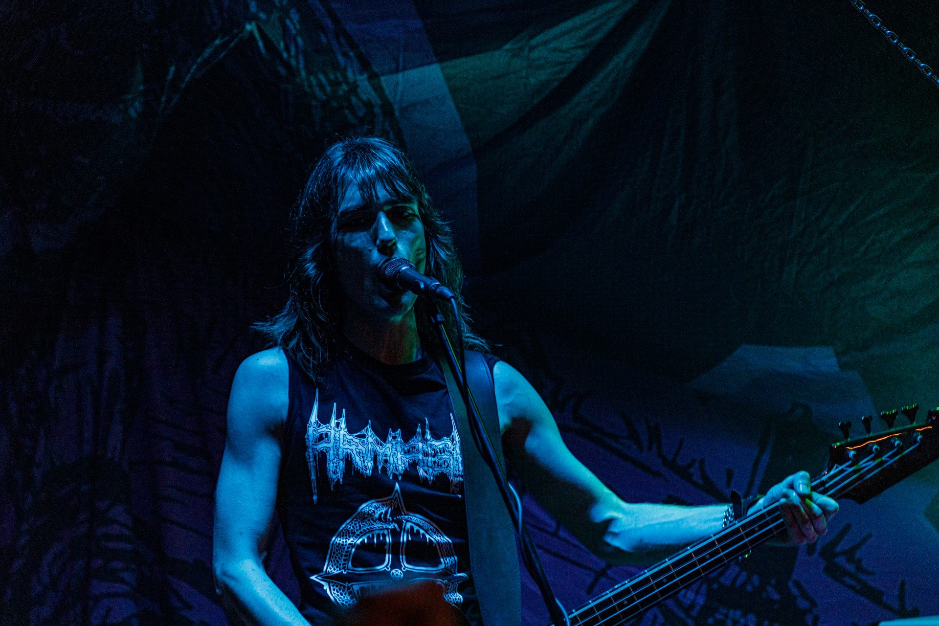 WIELKI MROK (mistyczny black, czarny punk)w składzie:Piącha - bas Czacha - perkusja Szrama - gitara i wokalLokalni wyjadacze od tanich gitar. Maanam dla fanów TANK. Watain dla fanów Budki Suflera. Piją, palą, konia walą i mają w dupie. Czyli tak jak my wszyscy.Produkcja Left Hand Soundsfot. Andrzej Wasilkiewicz/kaziq.com