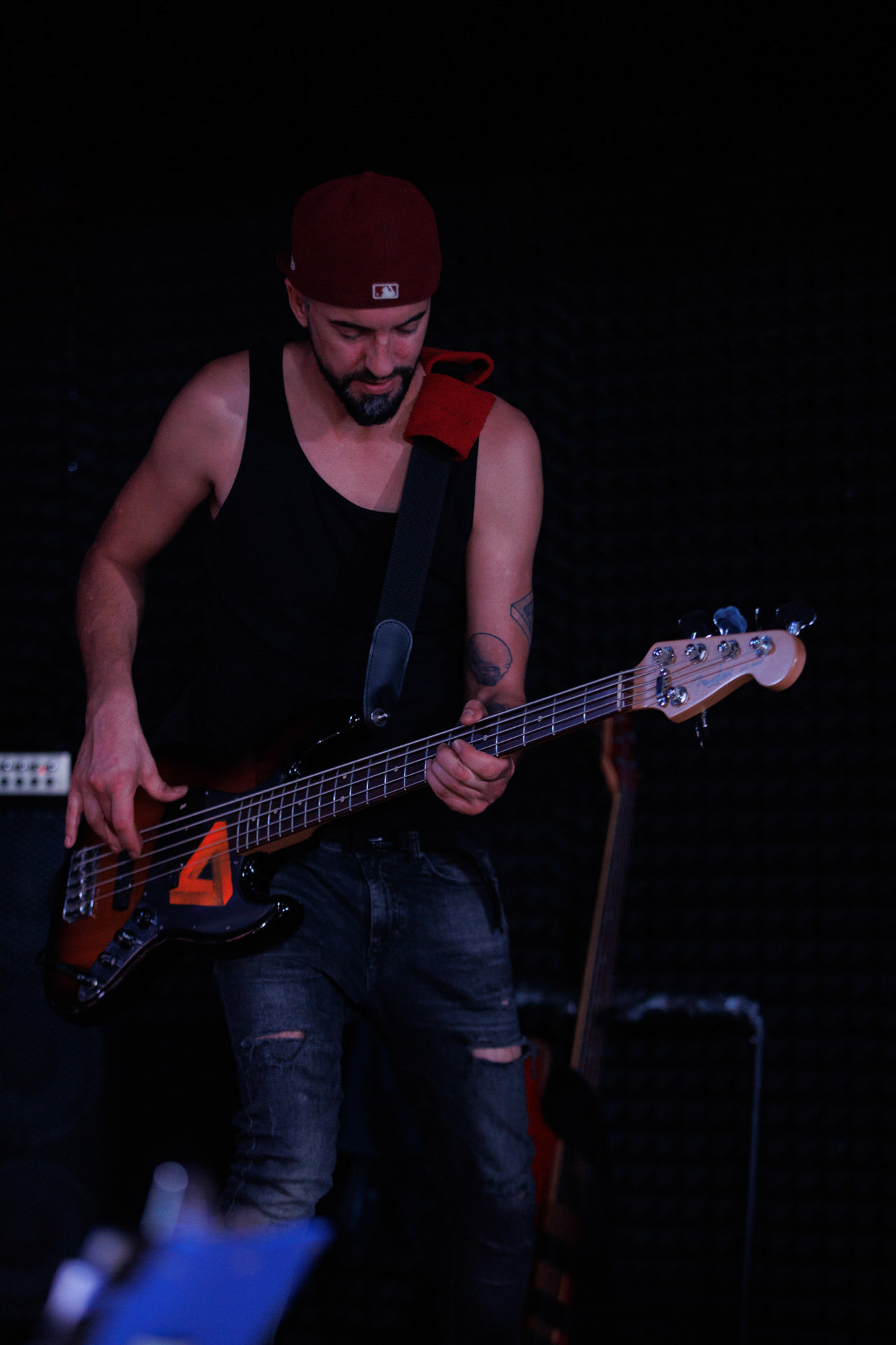 12.11.2021 Lipali - koncert Warszawa klub Remont.Najnowszy album „MOSTY, RZEKI, LUDZIE”.Lukasz Gajowy Gajowniczek - bass,Rock, rock progresywny, rock alternatywny, polski rock.fot. Andrzej kaziq Wasilkiewicz/Reporter