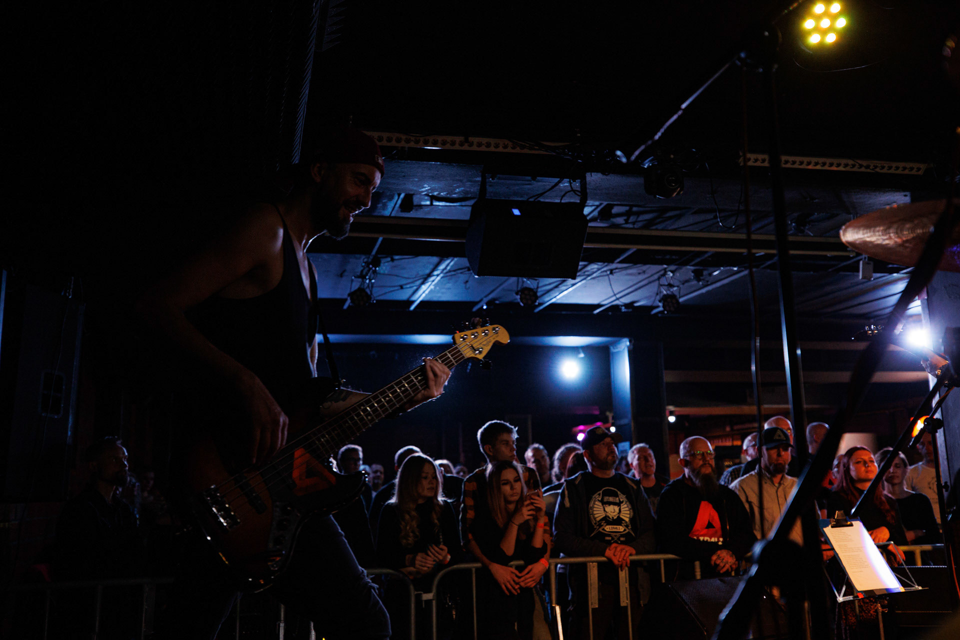 12.11.2021 Lipali - koncert Warszawa klub Remont.Najnowszy album „MOSTY, RZEKI, LUDZIE”.Lukasz Gajowy Gajowniczek - bass,Rock, rock progresywny, rock alternatywny, polski rock.fot. Andrzej kaziq Wasilkiewicz/Reporter