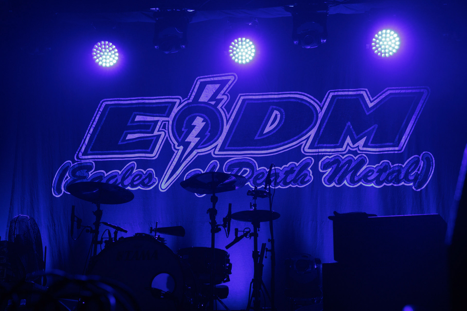 23.05.2022 Eagles of Death Metal - warszawski koncert w klubie Stodola.n/z Jesse Hughes a.k.a. The Devil/Boots Electric – lead vocals, guitar,n/z Jennie Vee – bass, vocals,n/z Josh Jové – guitar,n/z Jorma Vik – drums, percussion,Produkcja Live Nationfot. Andrzej Wasilkiewicz/Reporter