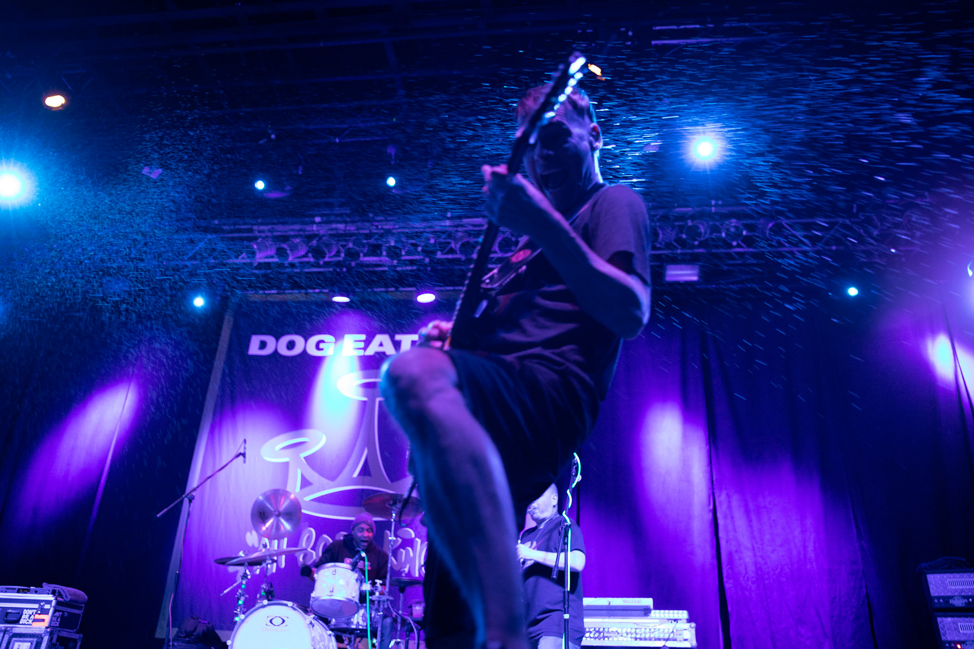 Dog Eat Dog - USA - hardcore, punkrock, rap, metal, hip hop,reggae, soul, funk,
Dave Neabore (bass), 
John Connor (vocals), 
Brandon Finley (drums) 
Roger Hämmerli (guitar)
Bozez (sax & beer)
koncert w Warszawskiej Progresji w ramach trasy 25 lat All Boro Kings zespołu Dog Eat Dog.
fot. Andrzej Wasilkiewicz/Reporter
