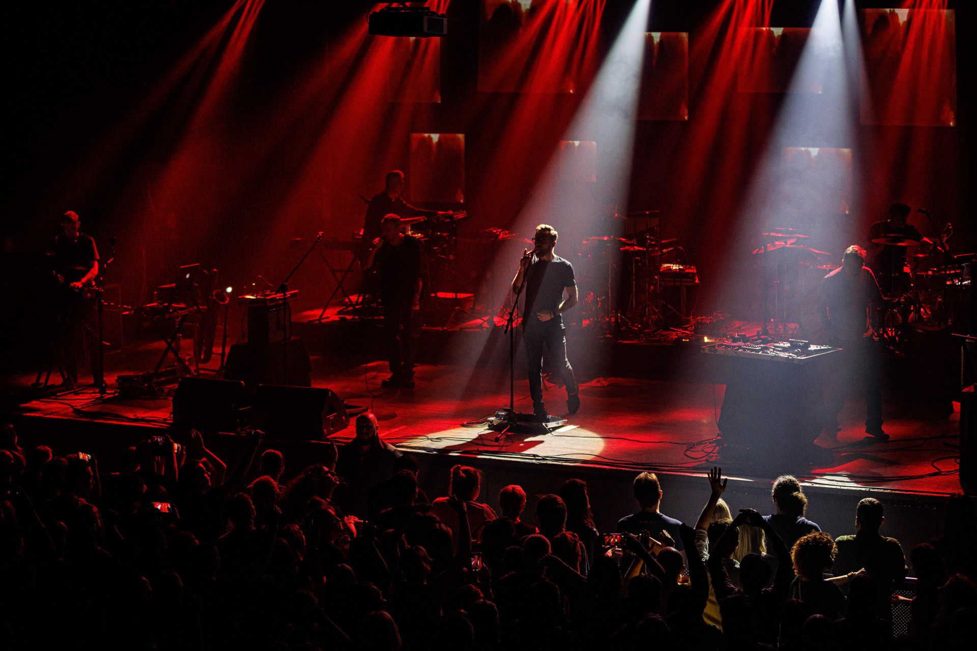 Lao Che - „Trasa Pozegnalna - No to Che”  17.11.2021 Warszawa klub Stodola.n/z Hubert „Spiety” Dobaczewski – wokal, gitara rytmiczna,n/z Rafal „Zubr” Borycki – gitara basowa,n/z Karol Gola – saksofon barytonowy, flet, instrumenty klawiszowe,n/z Filip „Wieza” Rozanski – instrumenty klawiszowe,n/z Mariusz „Denat” Denst – sampler, animacjan/z Michal „Dimon” Jastrzebski – perkusja,n/z Maciek „Trocki” Dzierzanowski – instrumenty perkusyjne,rock alternatywny, crossover, rock, metal, folk, piosenka aktorska, elektro, słuchowisko,fot. Andrzej Wasilkiewicz/REPORTER