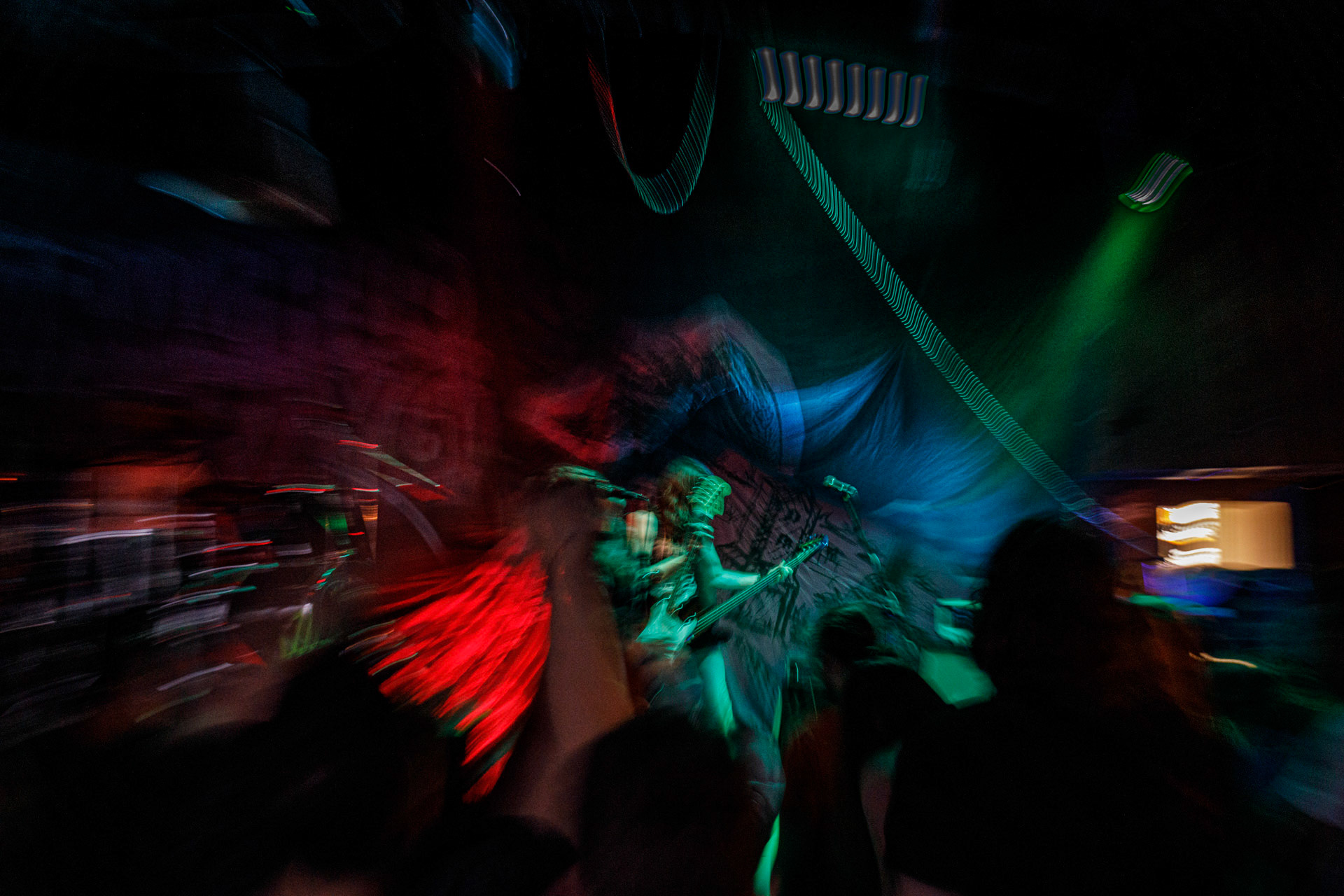 WIELKI MROK (mistyczny black, czarny punk)w składzie:Piącha - bas Czacha - perkusja Szrama - gitara i wokalLokalni wyjadacze od tanich gitar. Maanam dla fanów TANK. Watain dla fanów Budki Suflera. Piją, palą, konia walą i mają w dupie. Czyli tak jak my wszyscy.Produkcja Left Hand Soundsfot. Andrzej Wasilkiewicz/kaziq.com