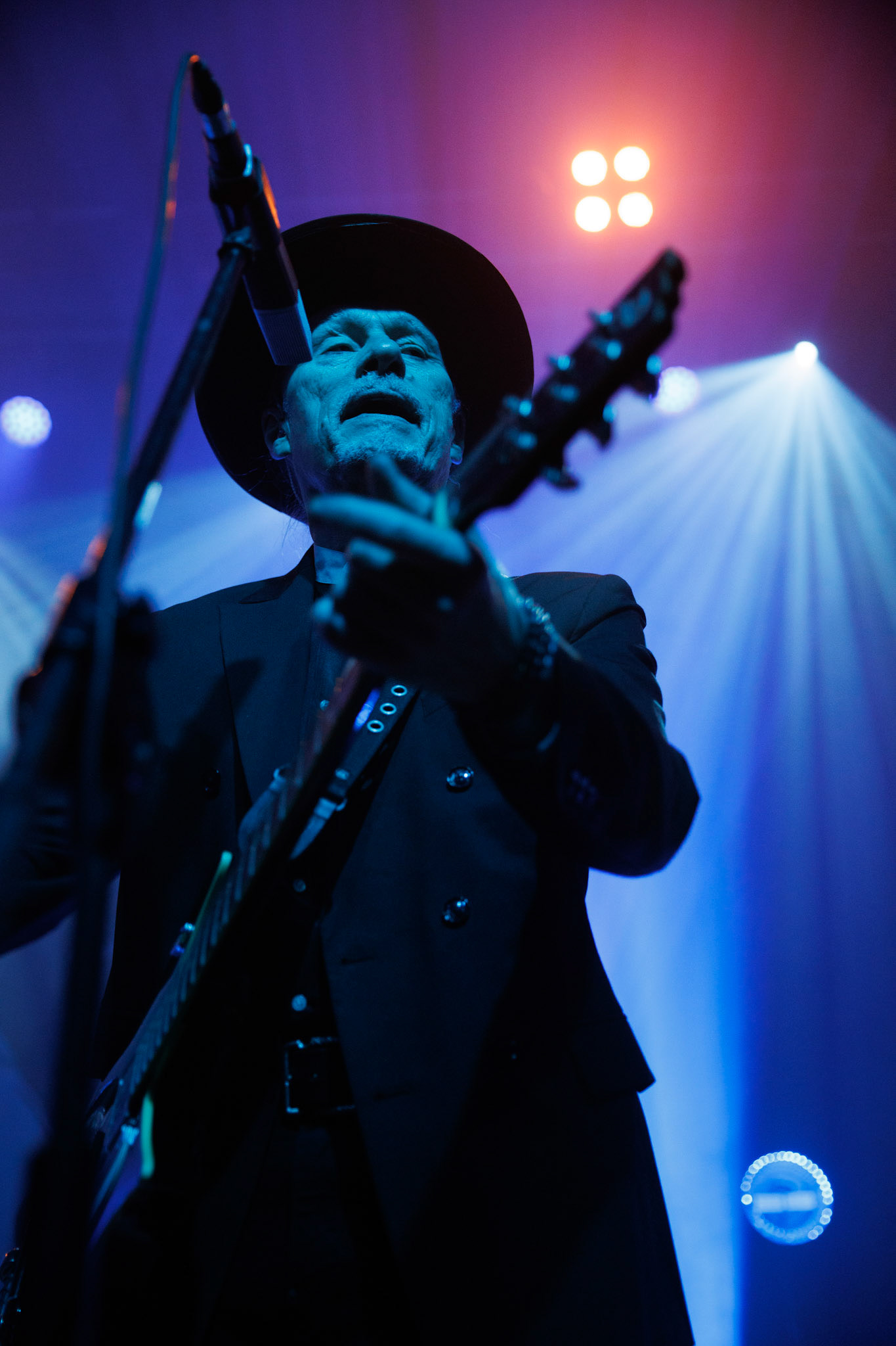 22.01.2022 koncert Me And That Man w Warszawie,Klub Progresja,n/z John Porter - gitara, wokal, Nergal znany jest z szerokich horyzontow muzycznych. Lider Behemoth nigdy nie kryl swojej sympatii do lzejszej, klimatycznej muzyki, spod znaku country, folku, bluesa. Dowodem jest zespol Me And That Man.Fot. Andrzej Wasilkiewicz/Reporter