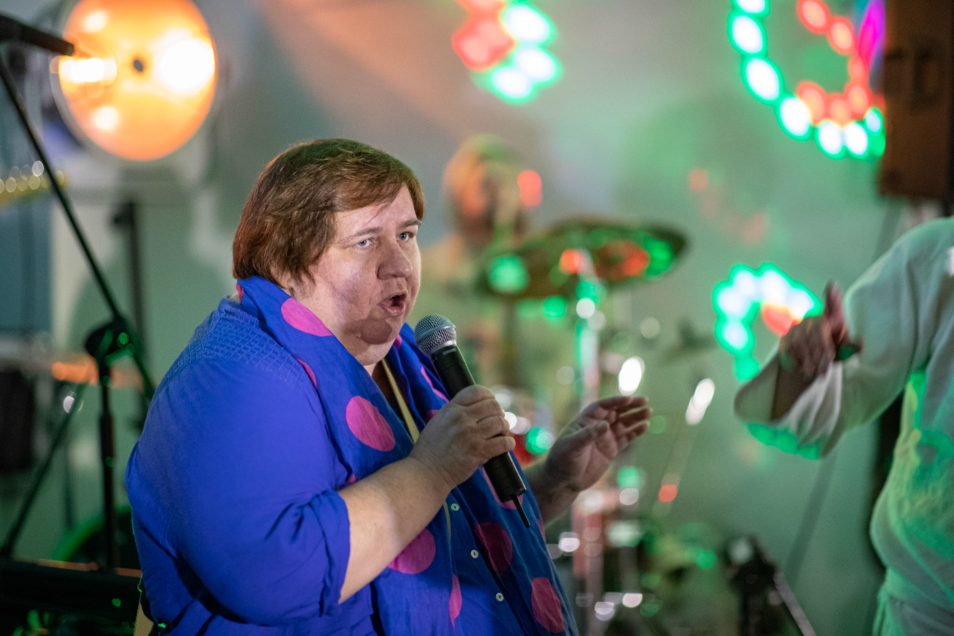 The Novorodkens, koncert w Warszawie, Dj Szneptuch – szczebiot czołowy, bas, chórki, sample, batuta i szpicrutaMagister Hitler – bas, wokaliza, chórki, gitara rytmiczna, najebkaDoktor PajHIVo – bębny, bongosy, gitara solowa, umiejętności wokalne, chórkiProfesor Gówniarz – lewizna wokalna, zwięzła i chóralna, wyprowadzanie ciosówProdziekan Pinglarz – uprawomocniony głos ścisły tudzież kantor, cytaty z brewiarzaInżynier Królewicz – gitara rytmiczna, solowa, przypowieści, świergoty i treleDocent Niedziwara – melodyka, chórki, kwilenia i jęki, odczynianie uroków, gusłaMrówka - perkusja,Hacrmistrz Gruczoł – walka z upośledzeniem, choreografia i obsługa gastronomiczna