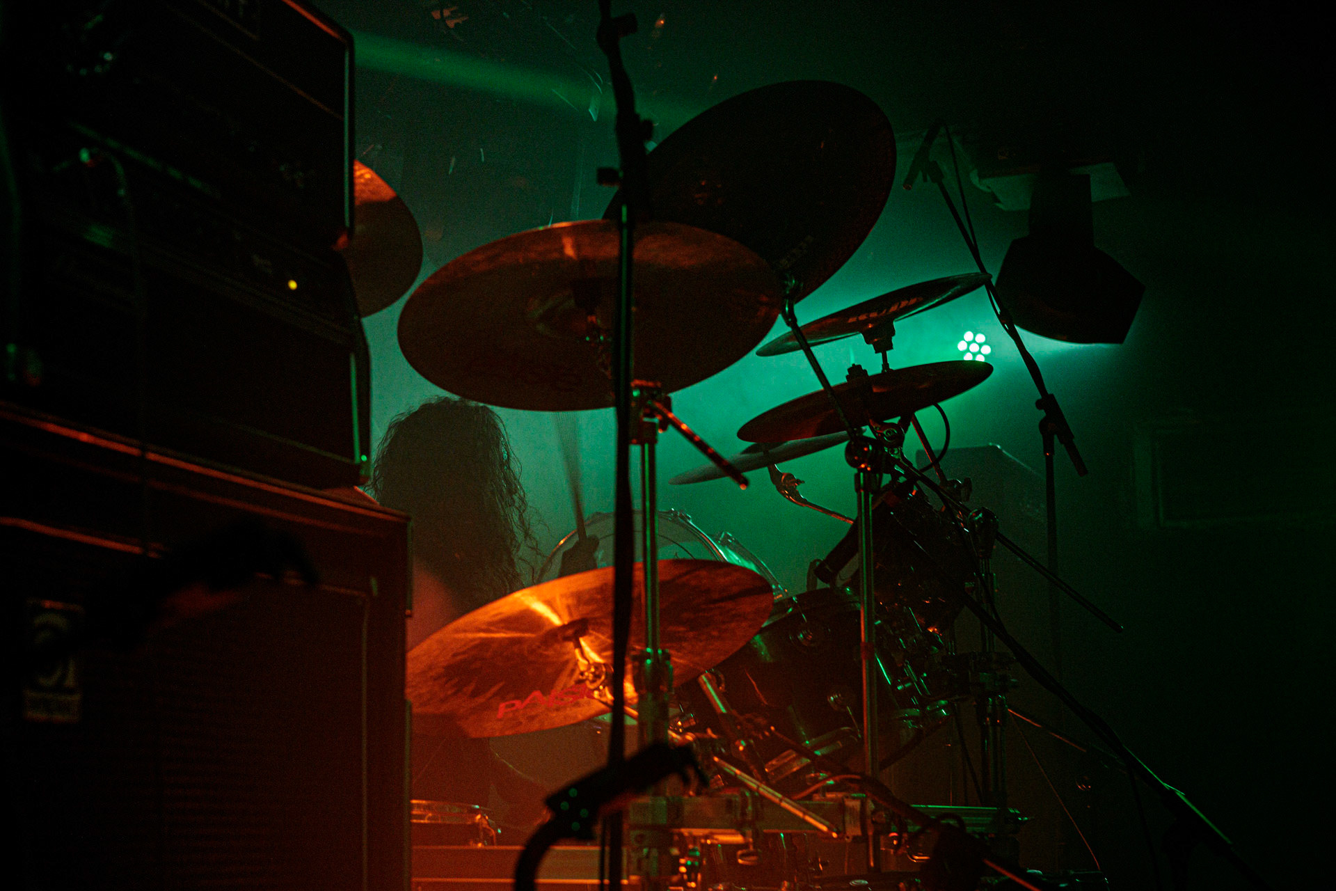 21.10.2022 𝗪𝗢𝗟𝗩𝗘𝗦 𝗜𝗡 𝗧𝗛𝗘 𝗧𝗛𝗥𝗢𝗡𝗘 𝗥𝗢𝗢𝗠 - klimatyczny black metal,  zespół braci Nathana i Aarona Weaverow. Powstal w 2002 roku w Olympia w stanie Waszyngton.  W amerykanskim sercu natury, gor, lasow i jezior, przyroda przeklada sie na atmosfere muzyki WITTR, w ktorej poza blackowymi, jest miejsce na elementy transowe i ambientowe. Wolves In The Throne Room gra bez makijazy, bez kapturow i masek, przy swietle plomieni, co tworzy aure swoistego muzycznego rytualu. Nathan Weaver – guitar, lead vocals,Aaron Weaver – drums, bass, synthesizers,Kody Keyworth – guitar, vocals, Produkcja Knock Out Productions,fot. Andrzej Wasilkiewicz/Reporter