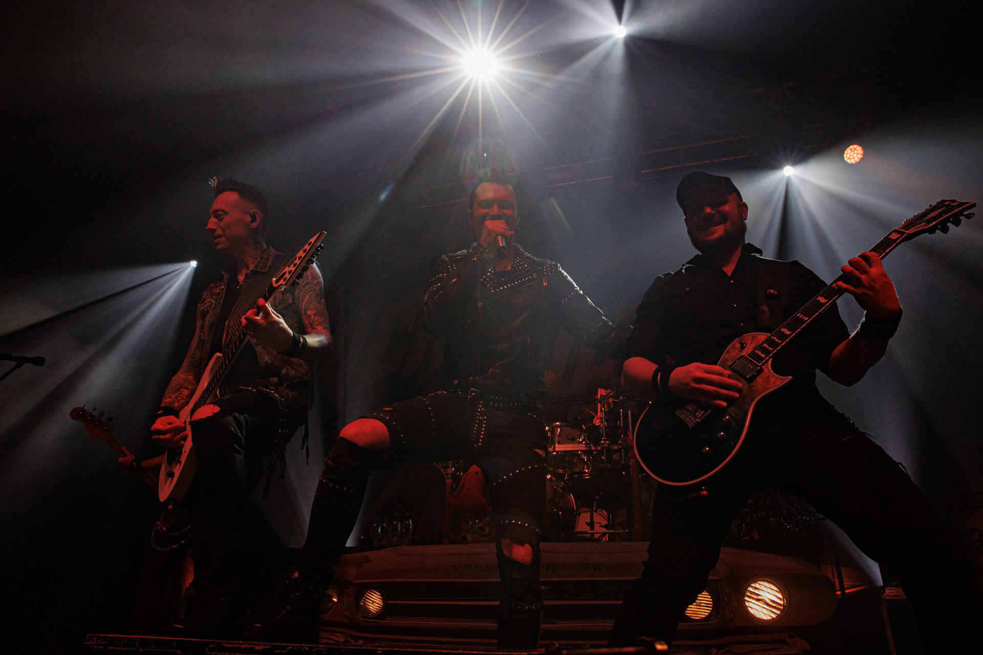 18.12.2021 Nocny Kochanek - Antysylwester Antyradia,18 lat klubu Progresja,Nocny Kochanek - koncert Warszawa,Progresja, Zdrajcy Metalu, klasyczny heavy metal, Alter Ego, Night Mistress.n/z Krzysiek Sokolowski – wokal,n/z Arkadiusz Majstrak – gitara,n/z Robert Kazon Kazanowski – gitara,Fot. Andrzej Wasilkiewicz/Reporter