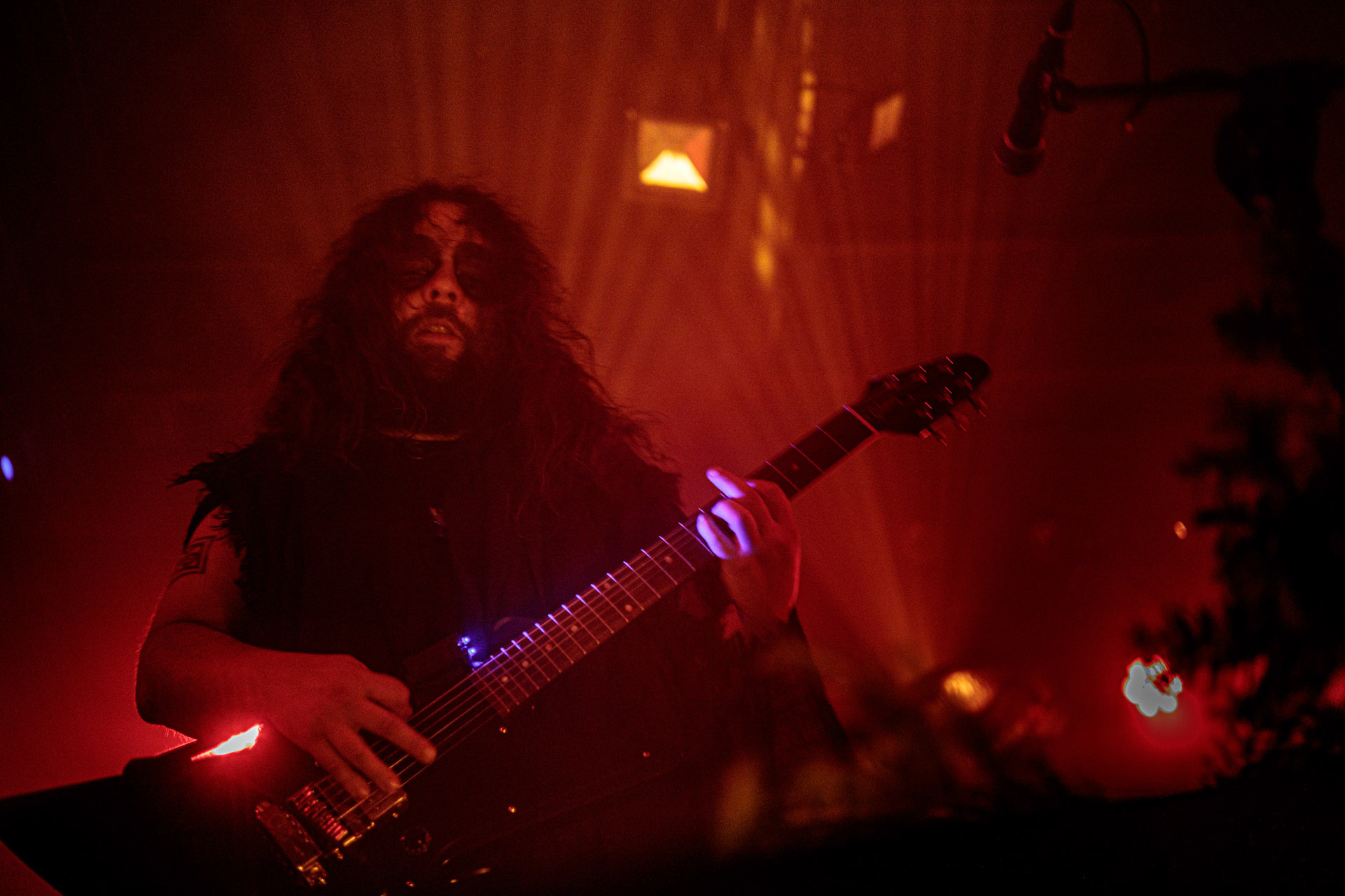 21.10.2022 𝗪𝗢𝗟𝗩𝗘𝗦 𝗜𝗡 𝗧𝗛𝗘 𝗧𝗛𝗥𝗢𝗡𝗘 𝗥𝗢𝗢𝗠 - klimatyczny black metal,  zespół braci Nathana i Aarona Weaverow. Powstal w 2002 roku w Olympia w stanie Waszyngton.  W amerykanskim sercu natury, gor, lasow i jezior, przyroda przeklada sie na atmosfere muzyki WITTR, w ktorej poza blackowymi, jest miejsce na elementy transowe i ambientowe. Wolves In The Throne Room gra bez makijazy, bez kapturow i masek, przy swietle plomieni, co tworzy aure swoistego muzycznego rytualu. Nathan Weaver – guitar, lead vocals,Aaron Weaver – drums, bass, synthesizers,Kody Keyworth – guitar, vocals, Produkcja Knock Out Productions,fot. Andrzej Wasilkiewicz/Reporter