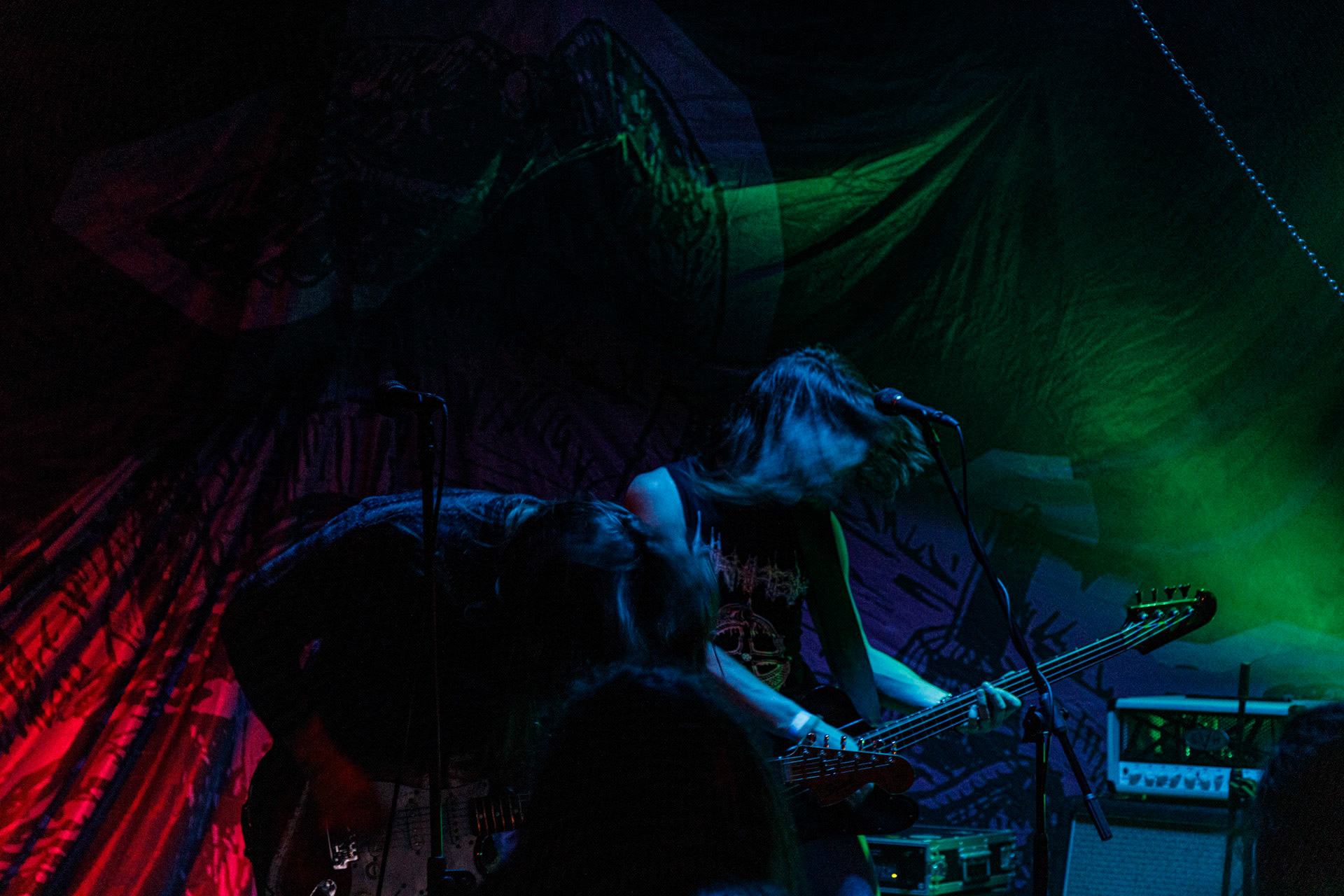 WIELKI MROK (mistyczny black, czarny punk)w składzie:Piącha - bas Czacha - perkusja Szrama - gitara i wokalLokalni wyjadacze od tanich gitar. Maanam dla fanów TANK. Watain dla fanów Budki Suflera. Piją, palą, konia walą i mają w dupie. Czyli tak jak my wszyscy.Produkcja Left Hand Soundsfot. Andrzej Wasilkiewicz/kaziq.com