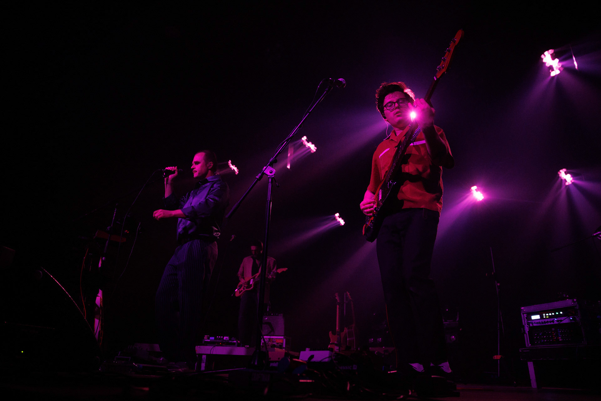 18.12.2021 Karas Rogucki - koncert klub Stodoła - Warszawan/z Piotr Rogucki - wokal gitara,n/z Kuba Karas - wokal bass,n/z Wiktoria Jakubowska - perkusja,n/z Kamil Holden Kryszak - gitara,Alternatywny pop, Kayax, Ostatni bastion romantyzmu, fot. Andrzej Wasilkiewicz/Reporter