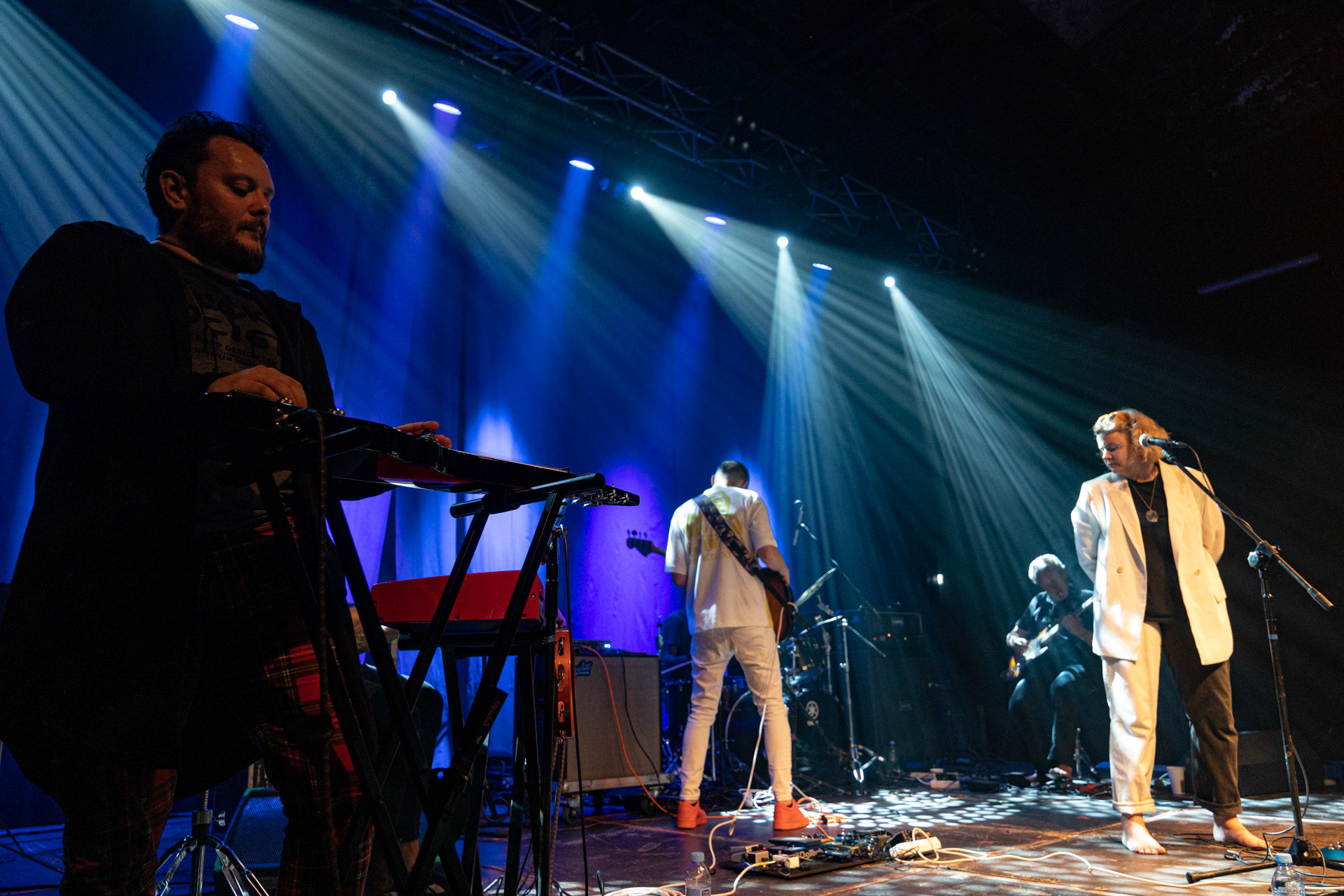 30.08.2022 Fundacja Bezpieczne Niebo wraz z klubem Progresja serdecznie zapraszają na specjalny koncert charytatywny dla Szymona Stankiewicza, który walczy z nowotworem. NiechęćMuzyka Niechęci to jazzowa improwizacja i syntezatorowe brzmienia, które swobodnie przeplatają się z wpływami rocka progresywnego oraz muzyki filmowej. W ich kompozycjach snuje się niezwykle osobista opowieść – mroczna choć nastrojowa, agresywna acz pełna elegancji. Jazgotliwy odjazd rejestrowany ,,na setkę” i zapięty w kaftan najwyższej klasy produkcji studyjnej.Niechęć zagrała setki koncertów w kraju i zagranicą, w tym wystąpiła na wielu znaczących festiwalach: Colours of Ostrava (Czechy), Open’er Festival, Tauron Nowa Muzyka, Copenhagen Jazz Festival (Dania) czy Glimps Festival (Belgia).  Organizacja Progresja i Fundacja Bezpieczne Niebo. fot. Andrzej Wasilkiewicz/kaziq.com