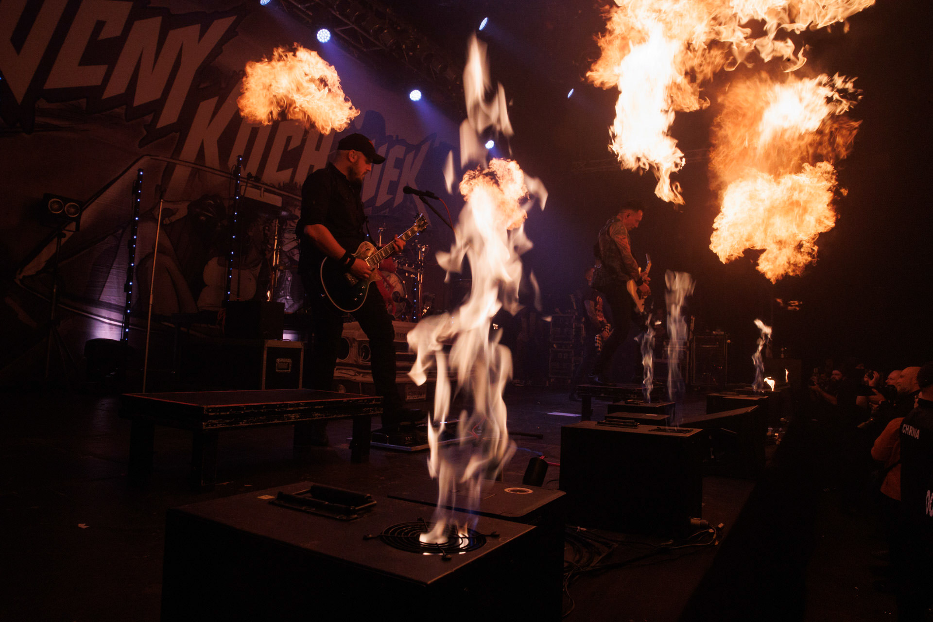 18.12.2021 Nocny Kochanek - Antysylwester Antyradia,18 lat klubu Progresja,Nocny Kochanek - koncert Warszawa,Progresja, Zdrajcy Metalu, klasyczny heavy metal, Alter Ego, Night Mistress.n/z Krzysiek Sokolowski – wokal,n/z Arkadiusz Majstrak – gitara,n/z Artur Pochwala – bas,n/z Robert Kazon Kazanowski – gitara,n/z Artur Zurek – perkusja,Fot. Andrzej Wasilkiewicz/Reporter