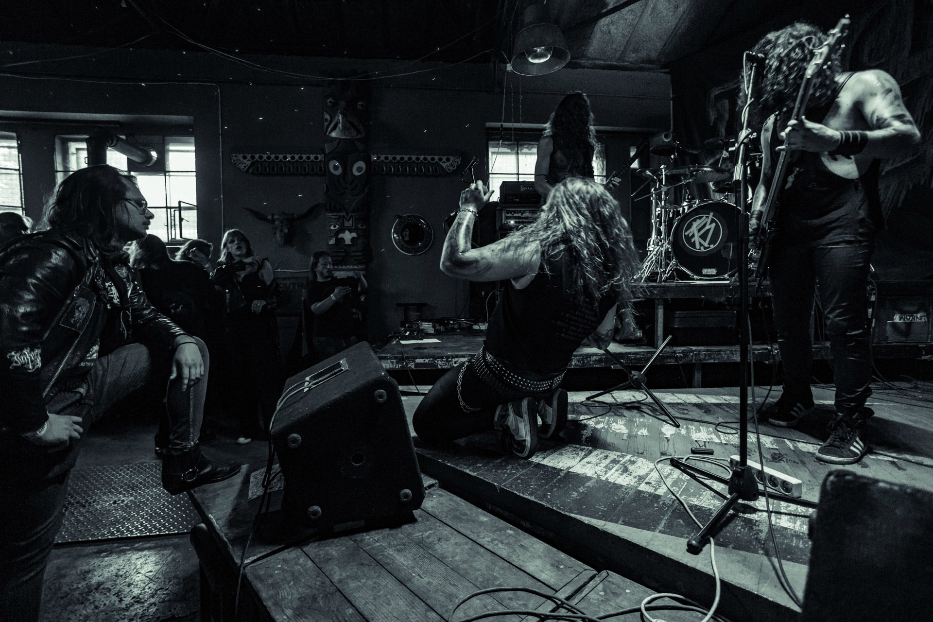 BAGNO (oldschool black/death)w składzie:Krzysiek - wokalKuba - gitaraThrasher - gitara Kacper - bassMaciek - garyDestrukcja i zgnilizna, wszystko czego nie chcesz usłyszeć a i tak się pojawisz, Druga fala dobrej muzy z Rzeszowa, bo pierwsza skończyła się w latach 90.Produkcja Left Hand Soundsfot. Andrzej Wasilkiewicz/kaziq.com